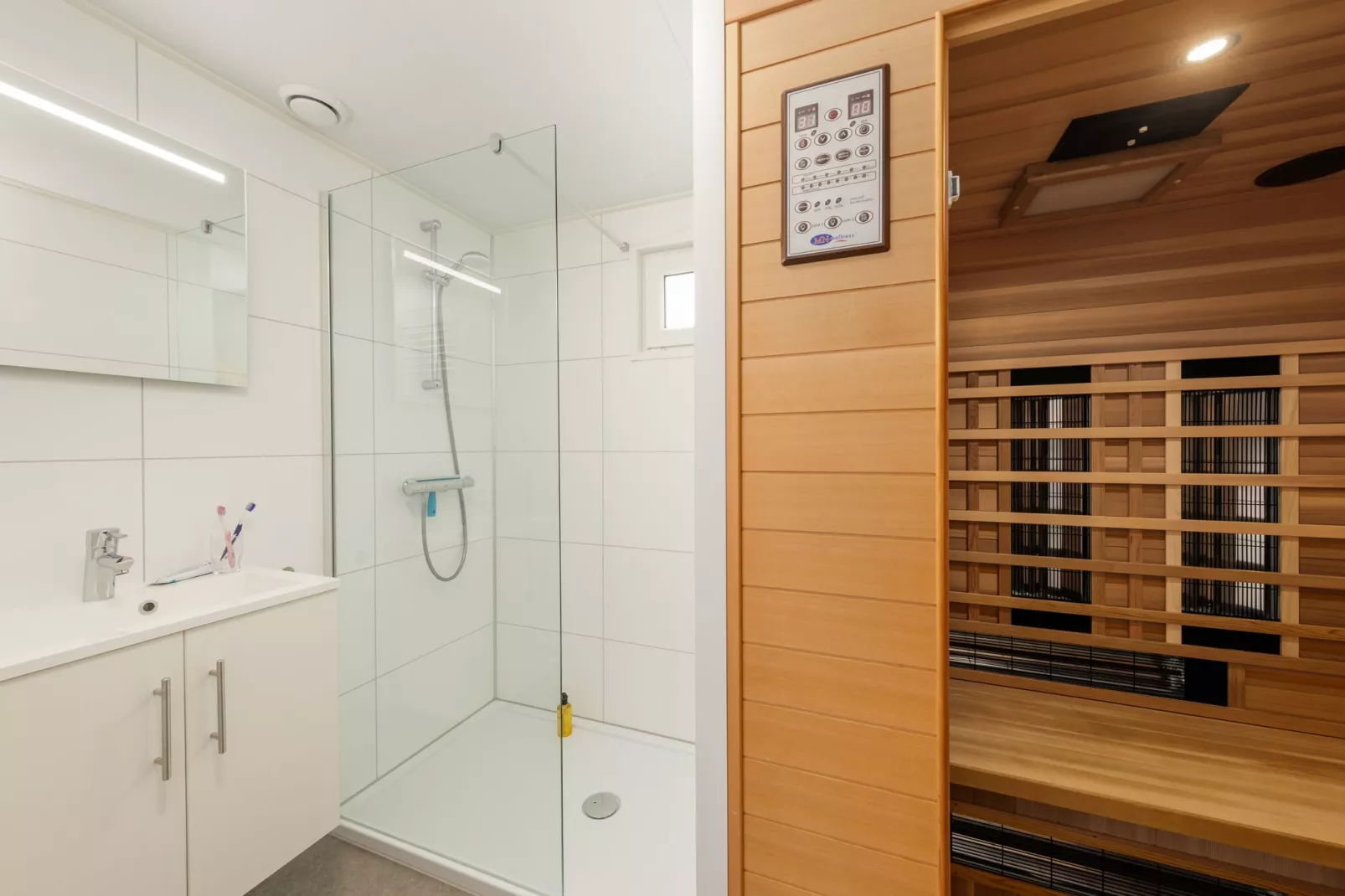 Vakantiepark Kijkduin 10-Bathroom