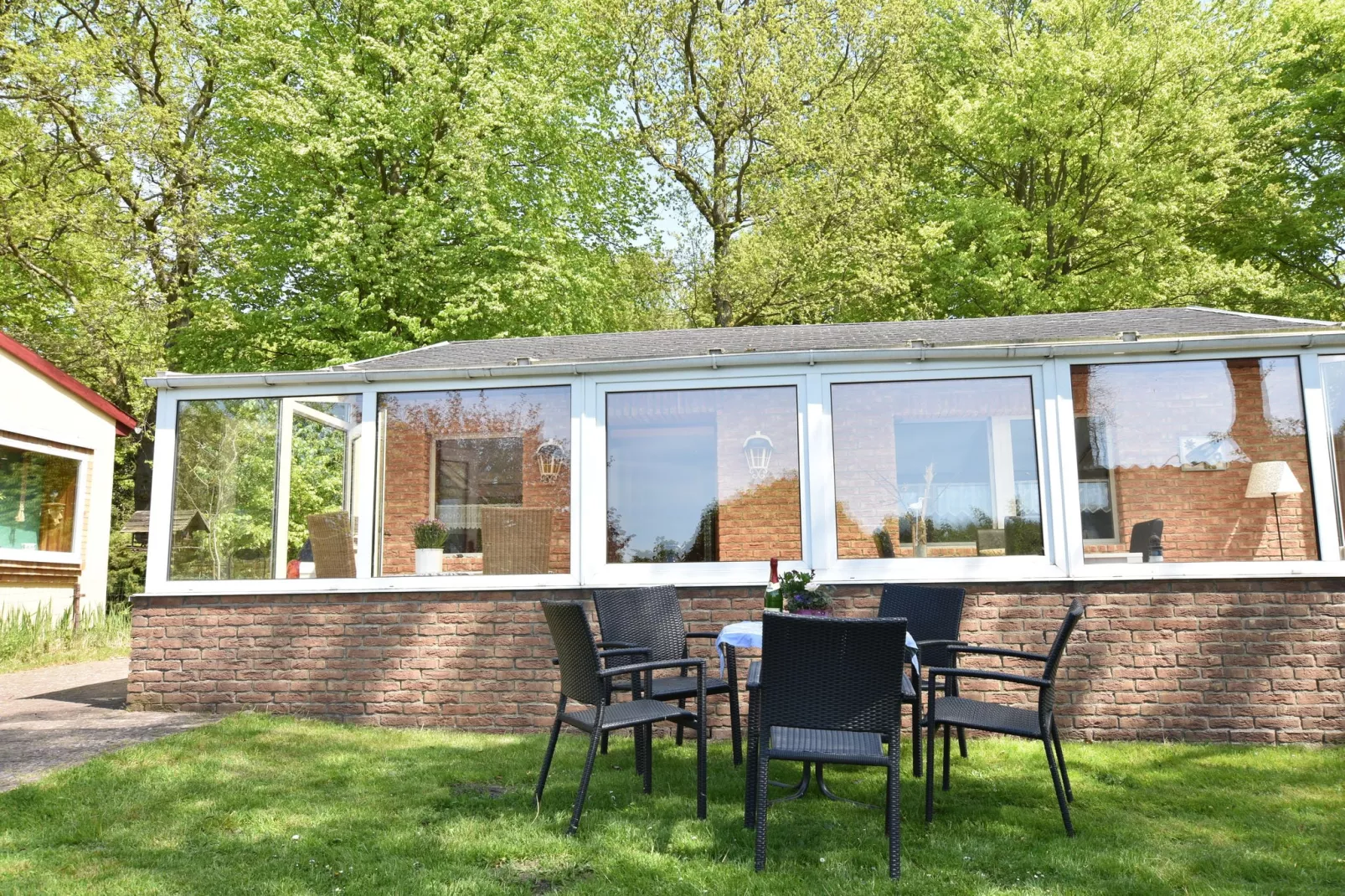 Ferienhaus mit Wintergarten-Exterior summer