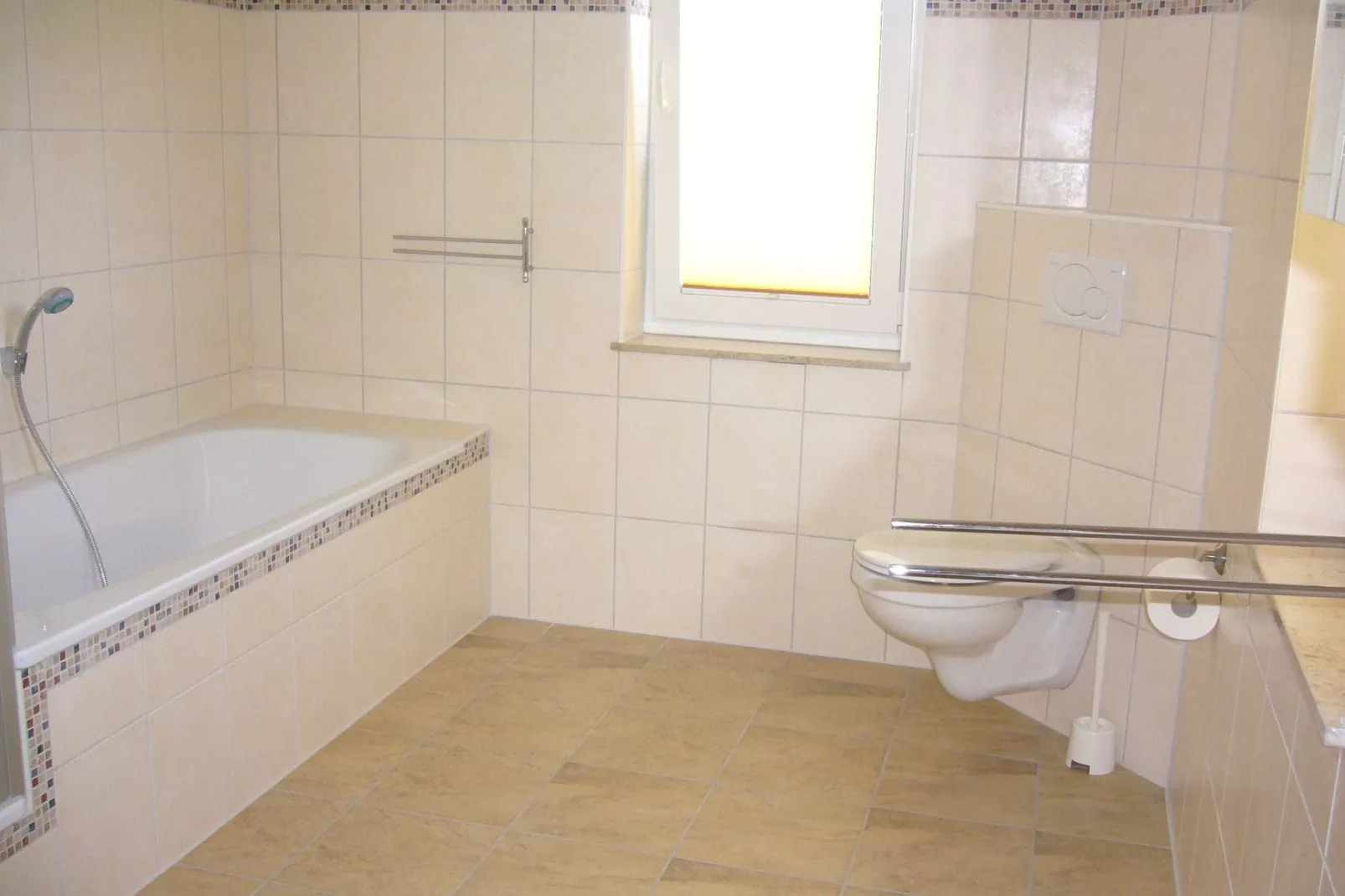Ferienhaus mit Kamin Garten Terrasse-Bathroom