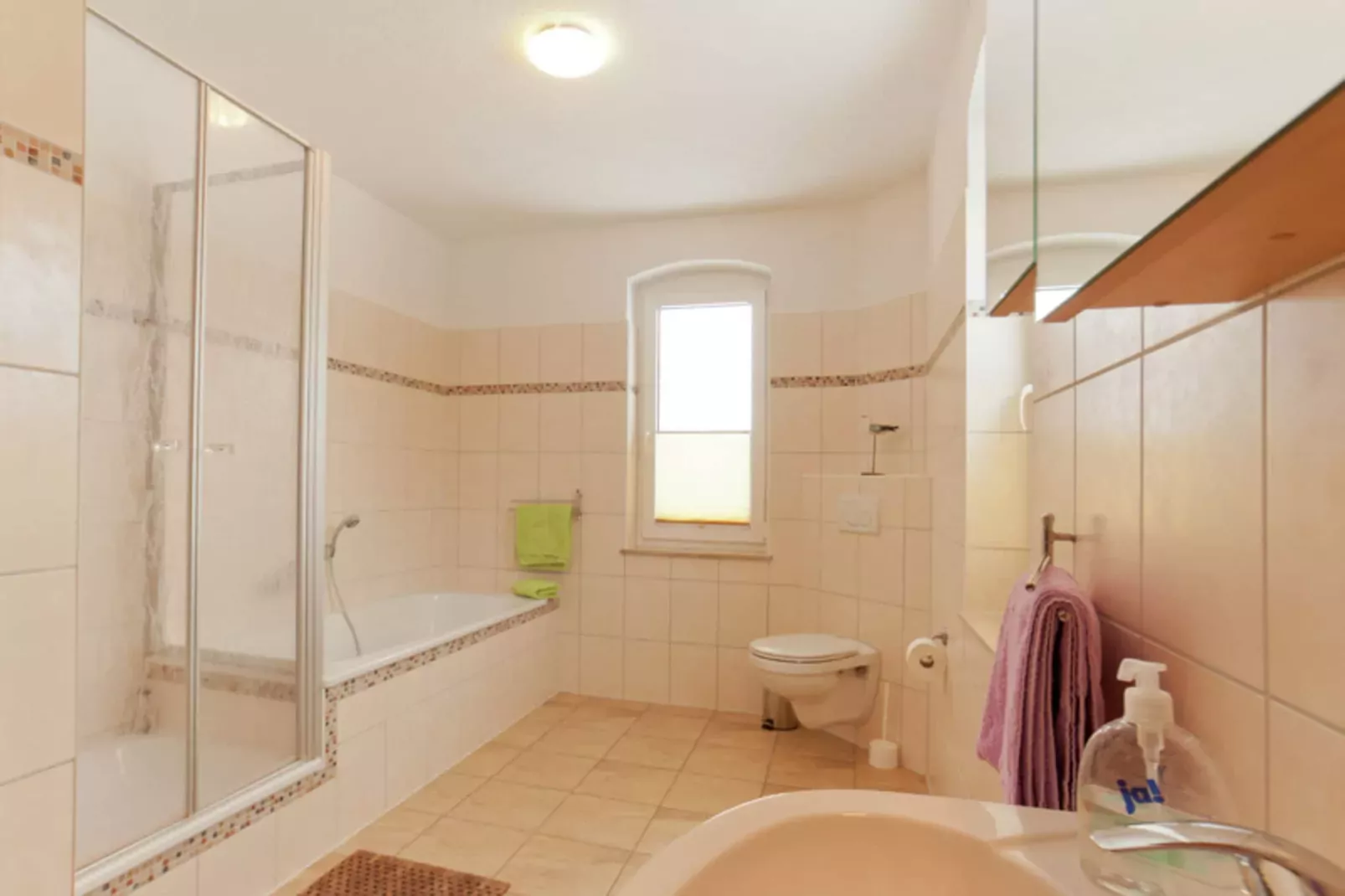 Ferienhaus mit Kamin Garten Terrasse-Bathroom