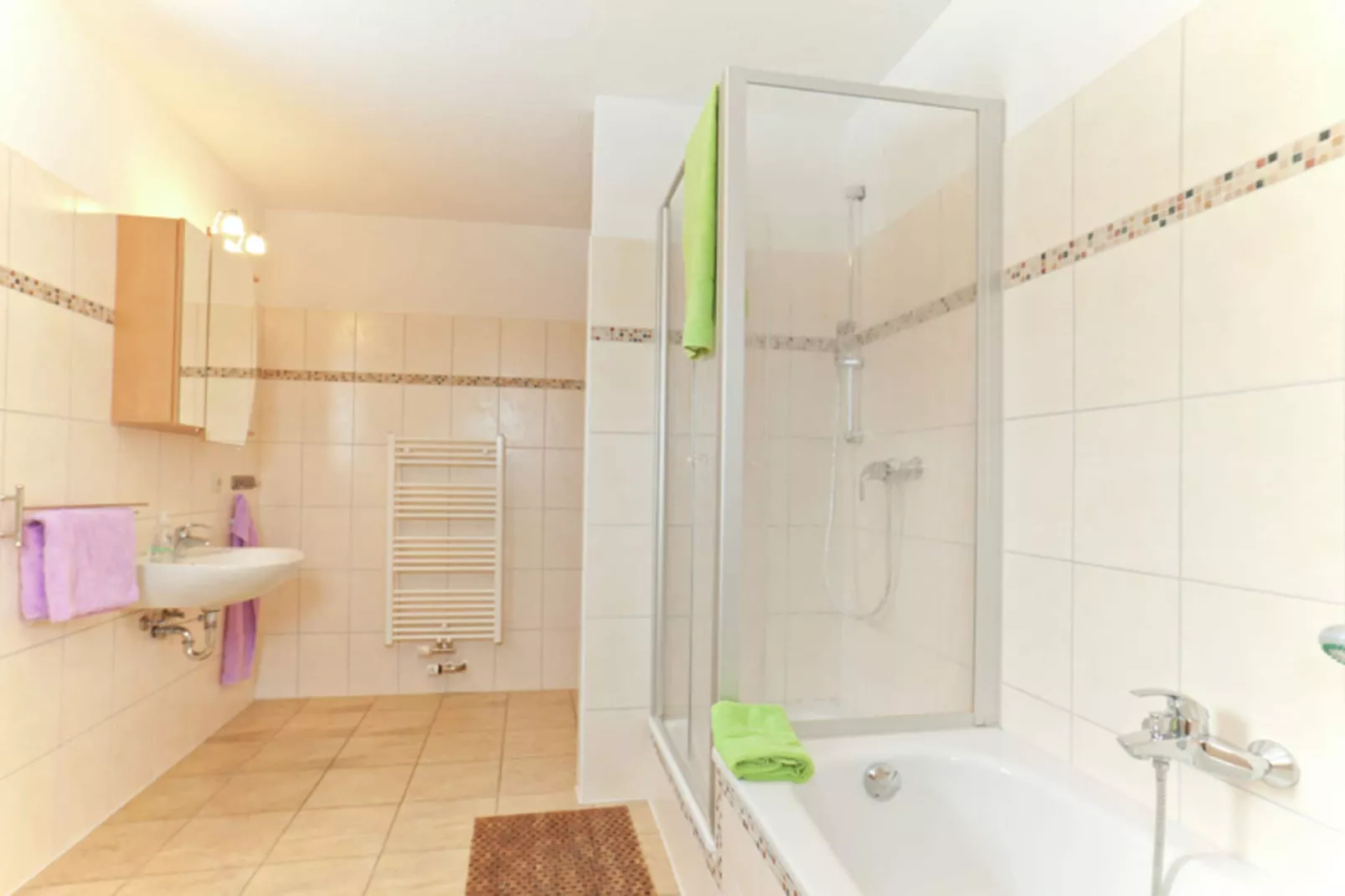 Ferienhaus mit Kamin Garten Terrasse-Bathroom