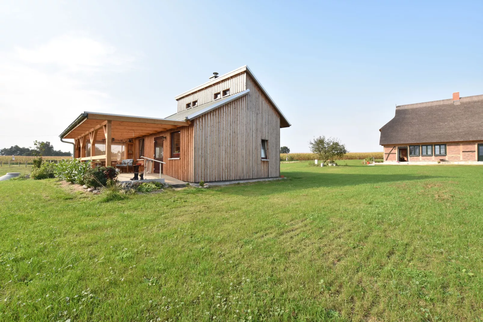 Ferienhaus Am See mit Kamin-Exterior summer