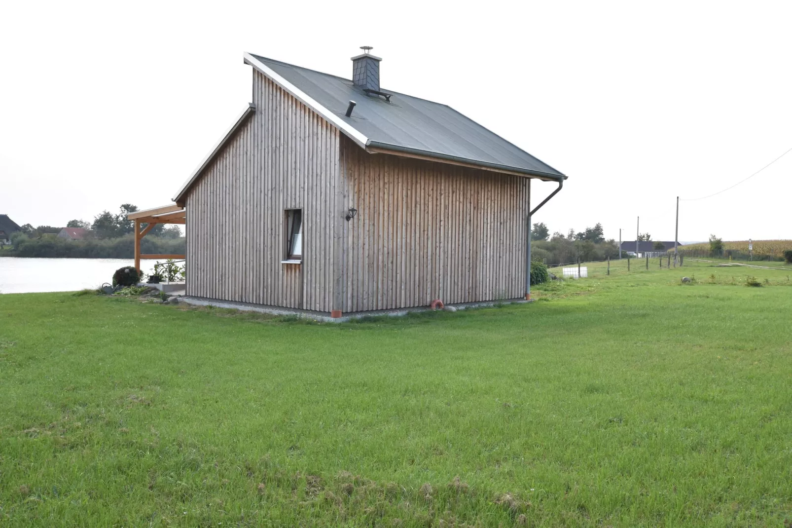 Ferienhaus Am See mit Kamin-Gardens summer
