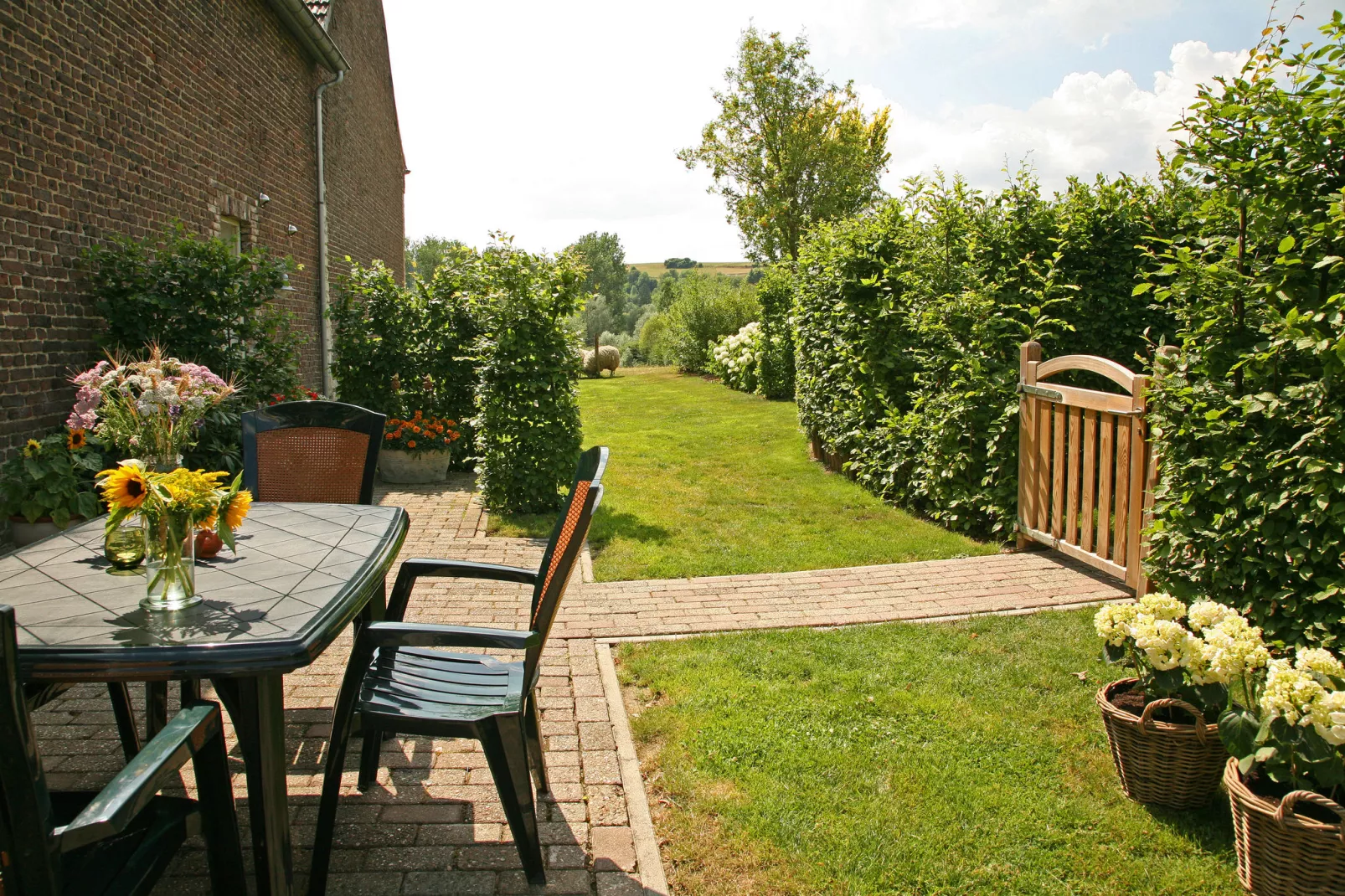 Hoeve in gunne winkel 1 en 2-Gardens summer