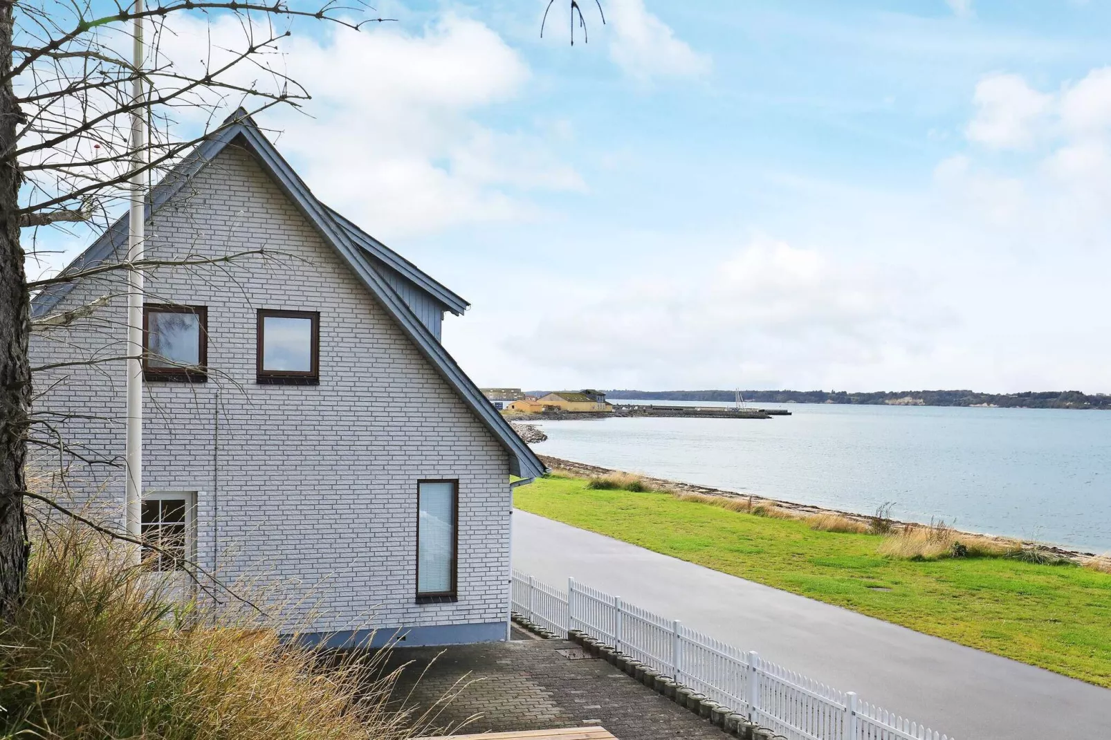 Seaside Retreat in Hvalpsund-By Traum-Water view