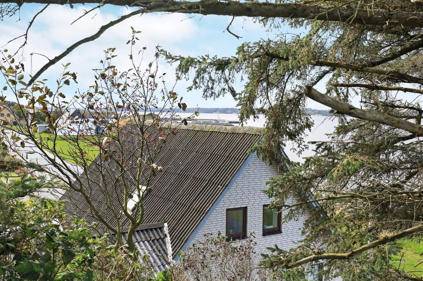 Seaside Retreat in Hvalpsund-By Traum-Water view