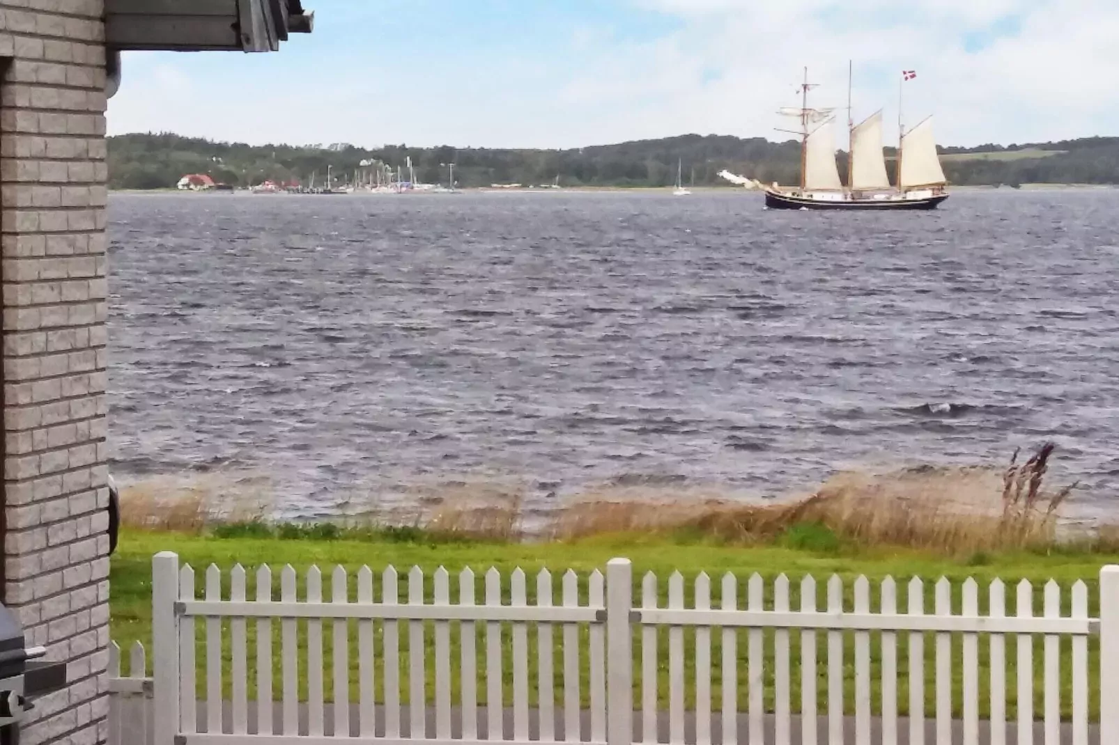 Seaside Retreat in Hvalpsund-By Traum-Water view