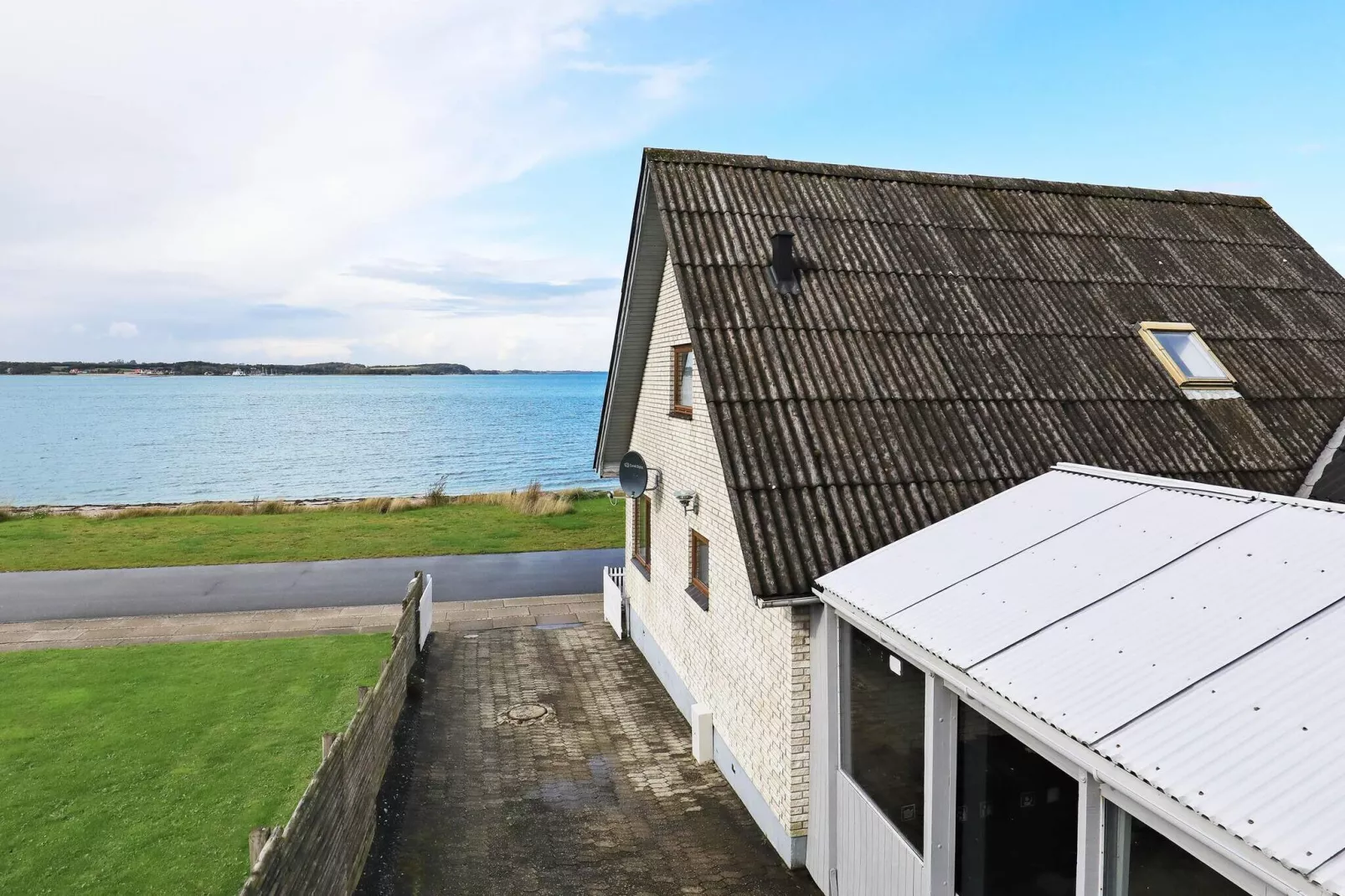 Seaside Retreat in Hvalpsund-By Traum-Water view