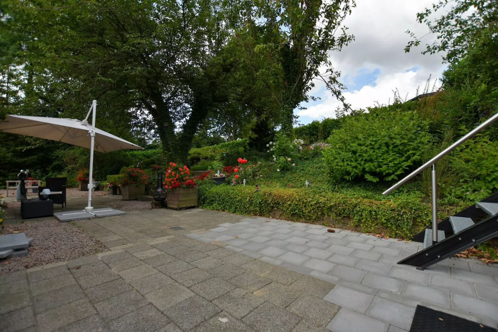 Geulhuisje II-Gardens summer