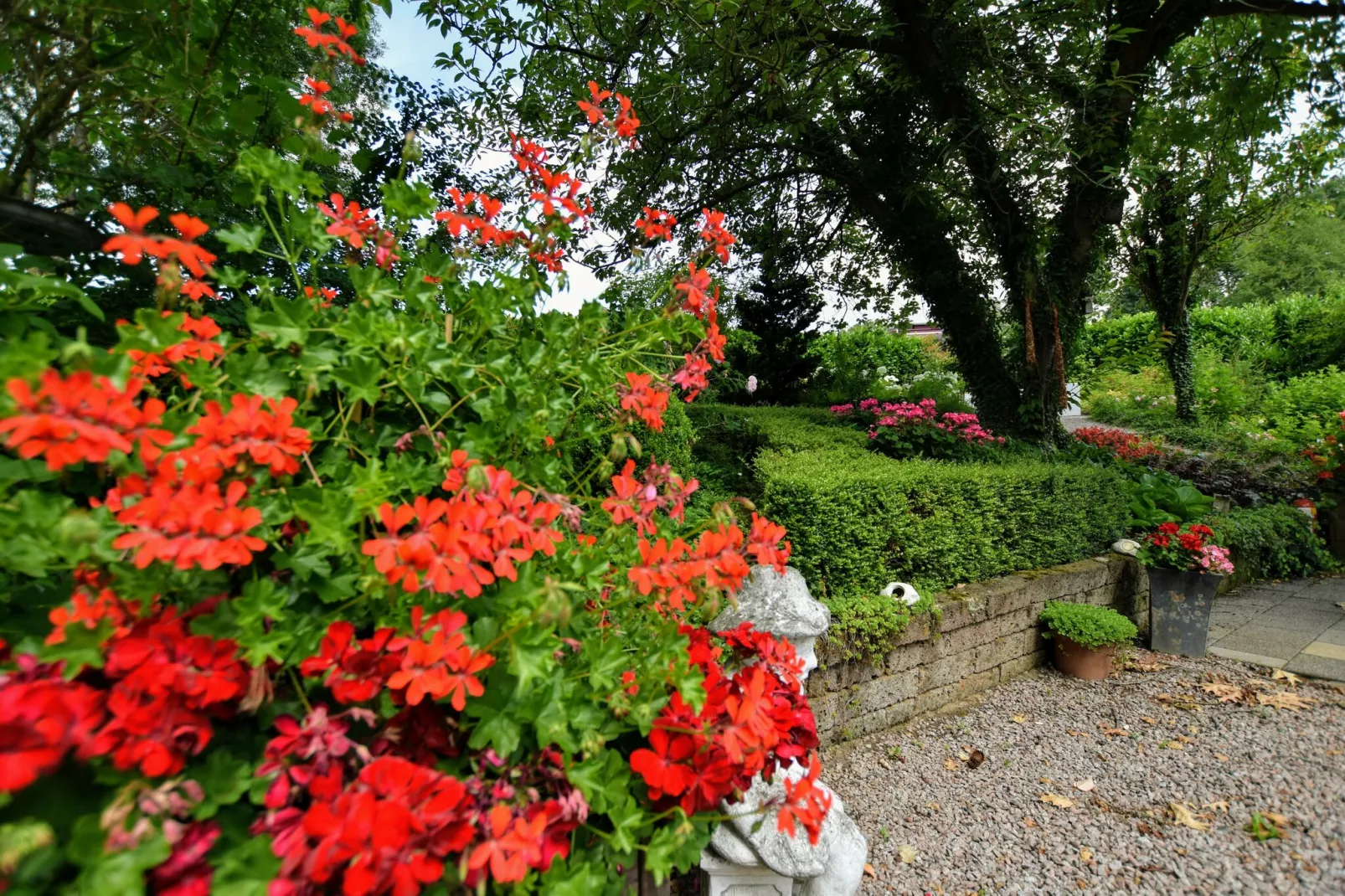Geulhuisje II-Gardens summer