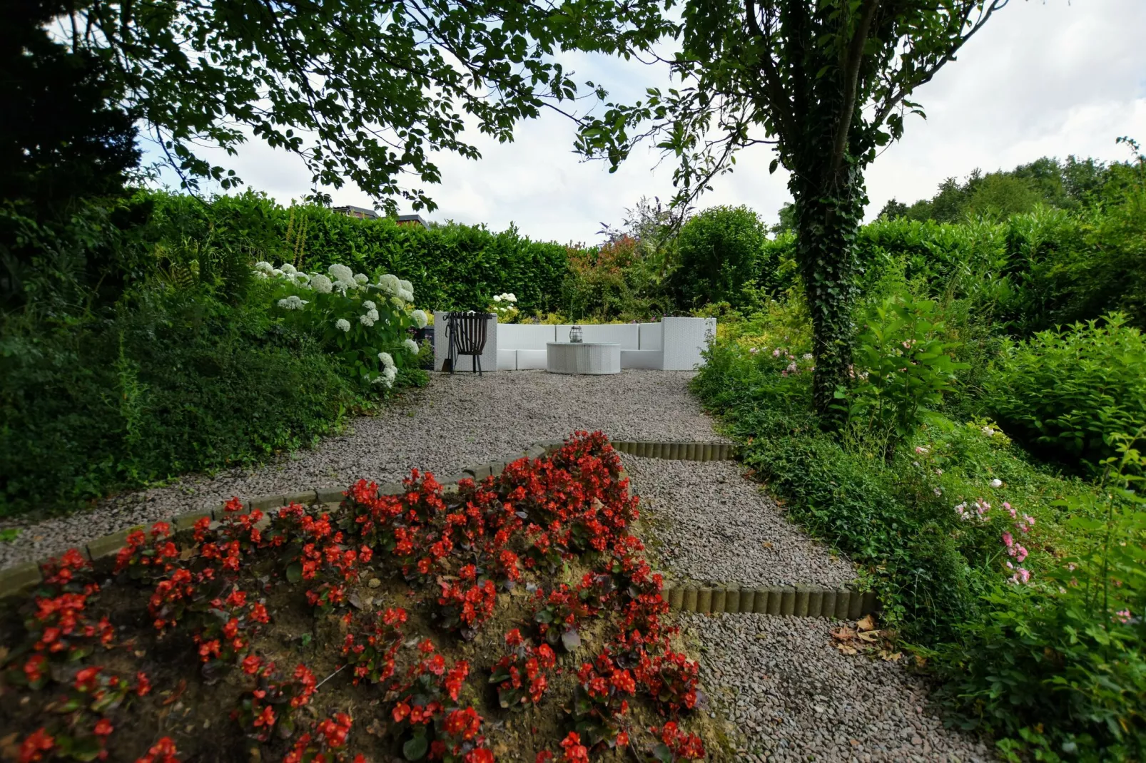 Geulhuisje II-Gardens summer