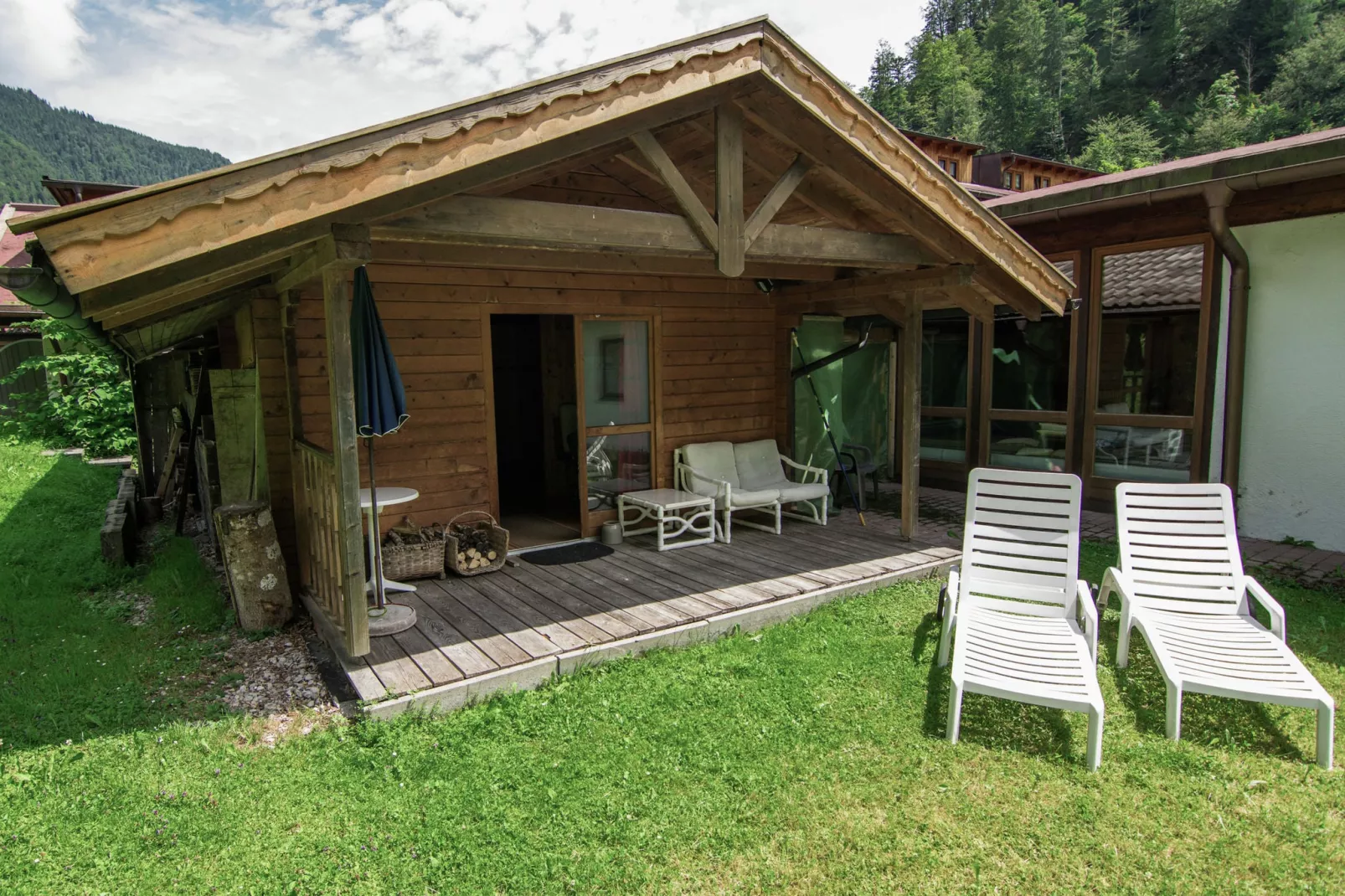 Haus in den Alpen-Gardens summer
