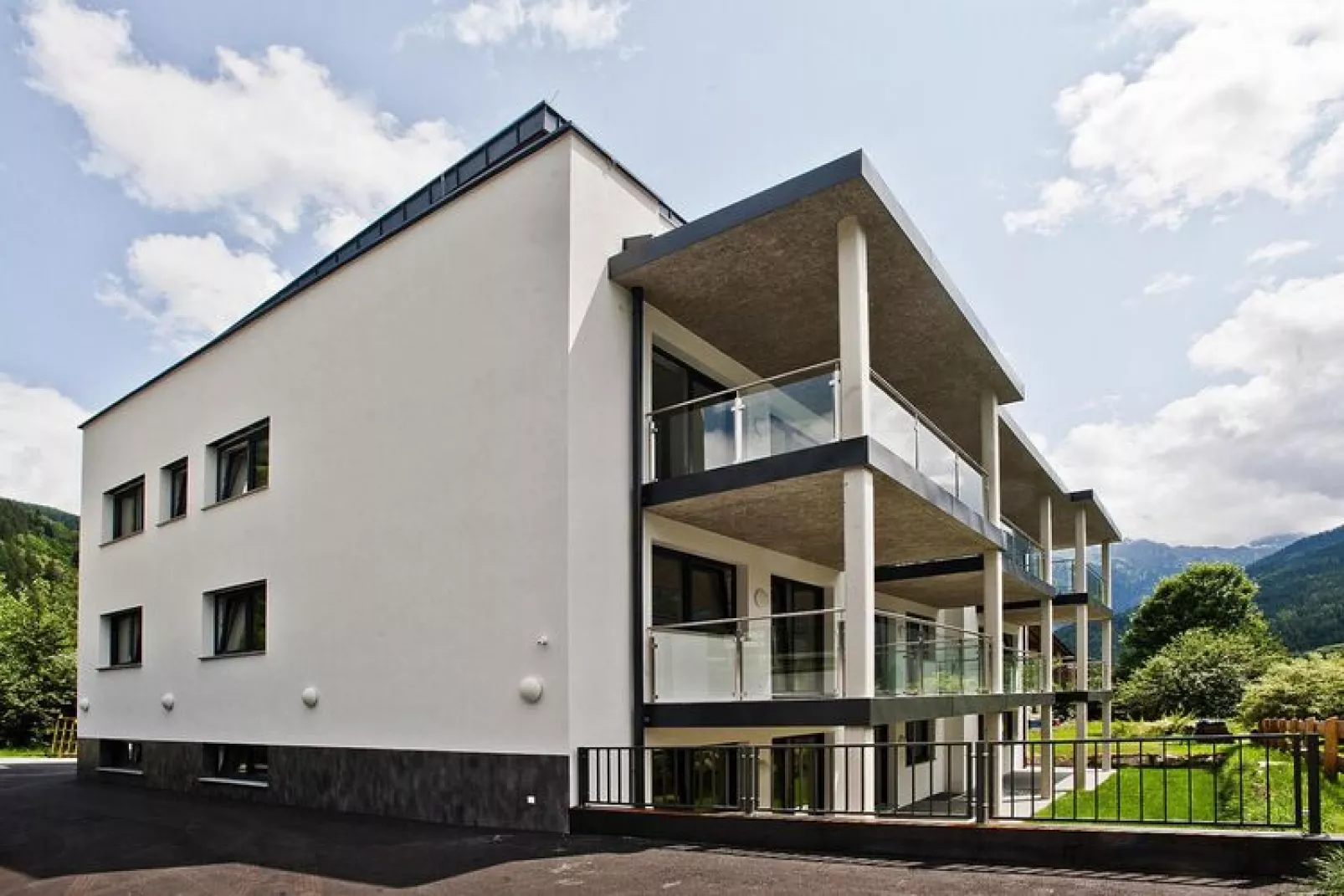 Helios Appartements-Außenbereich Sommer