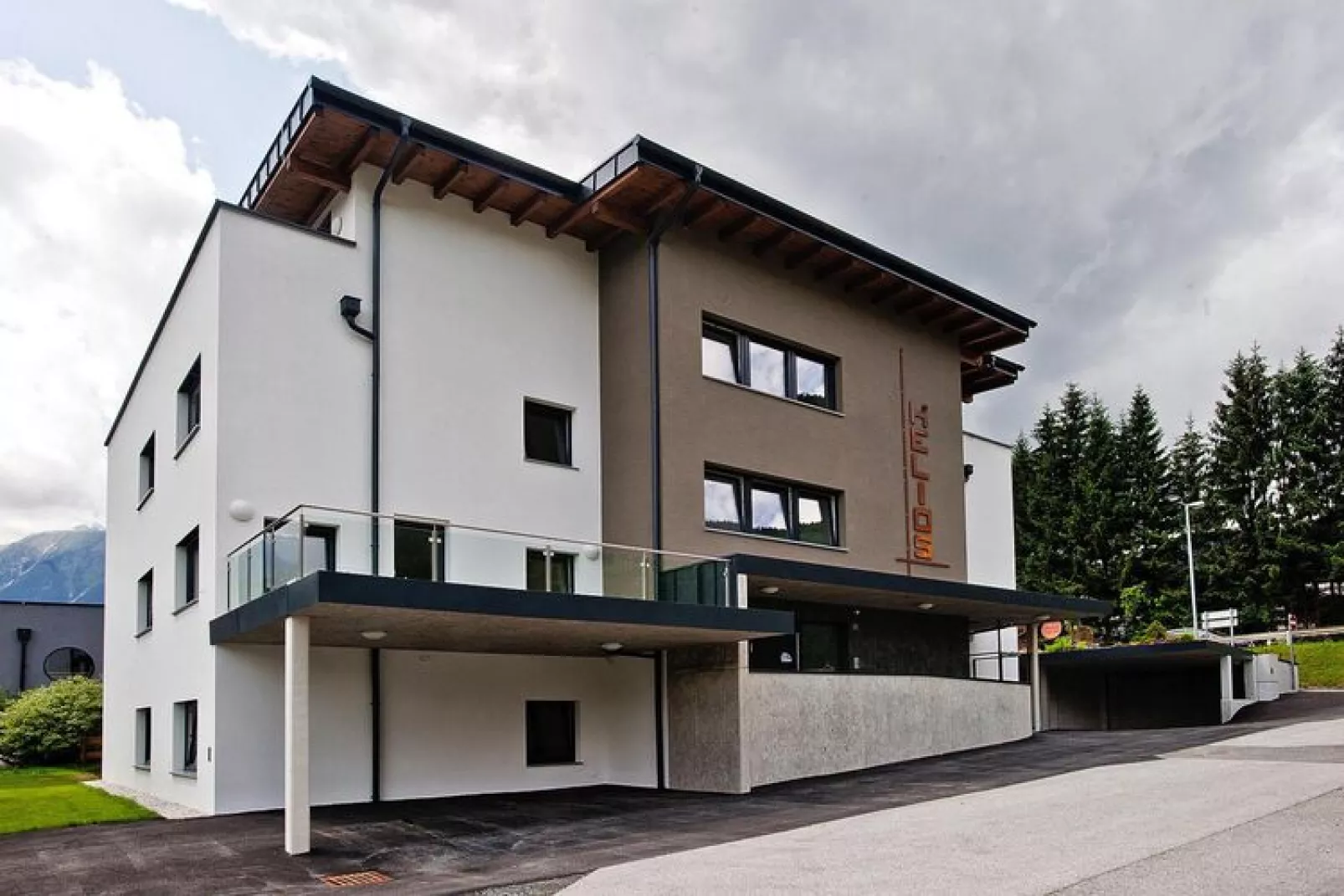 Helios Appartements-Exterior in summer