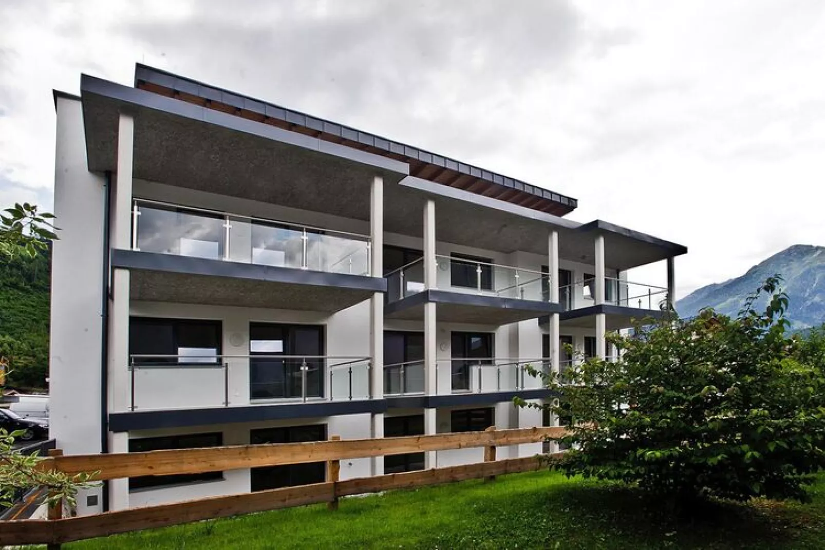 Helios Appartements-Exterior in summer