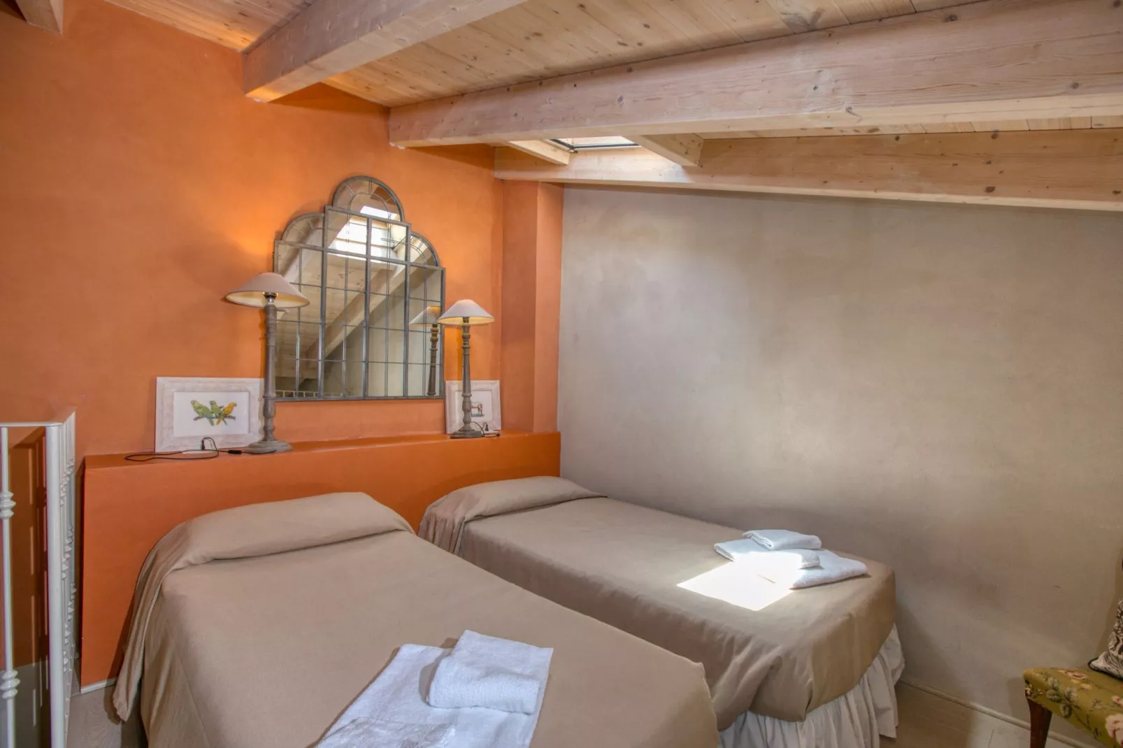 Bozzone Arancio-Bedroom