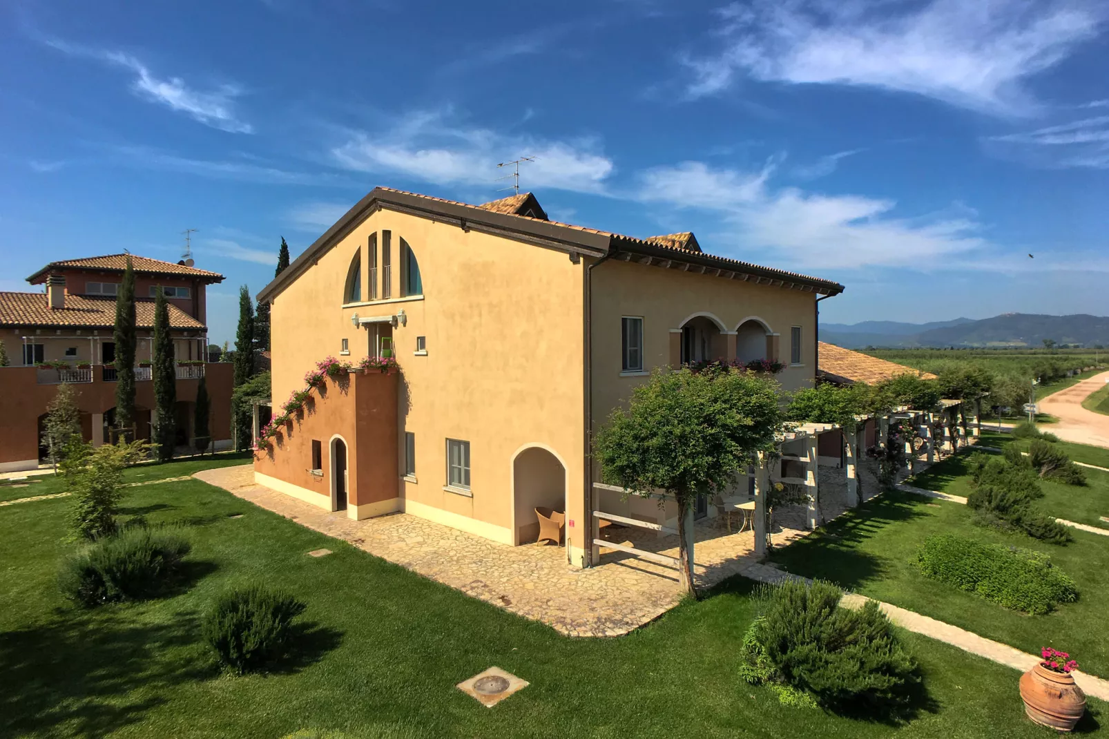 Bozzone Residenza Gialla-Außenbereich Sommer