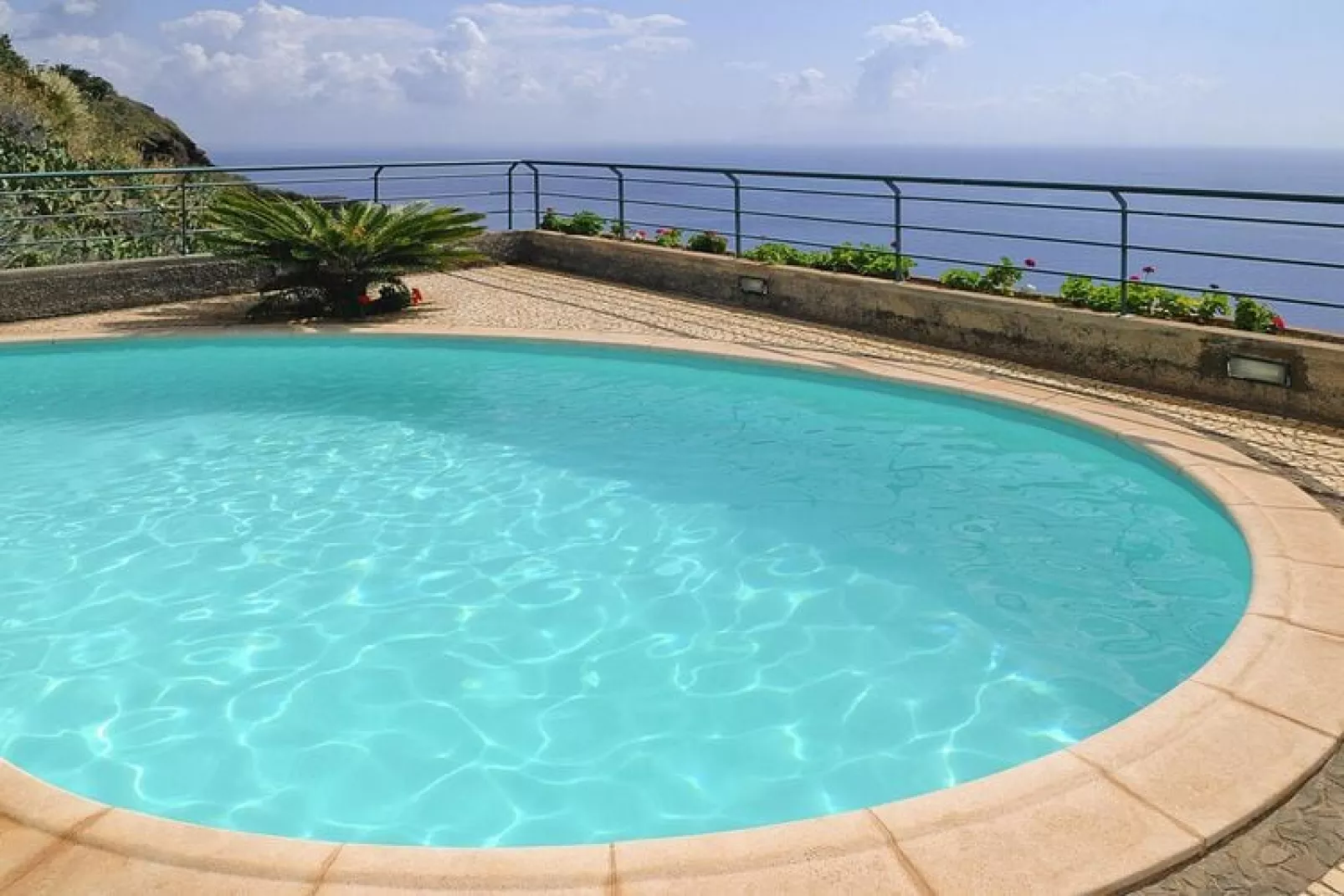 Villa in Caniço-Pool