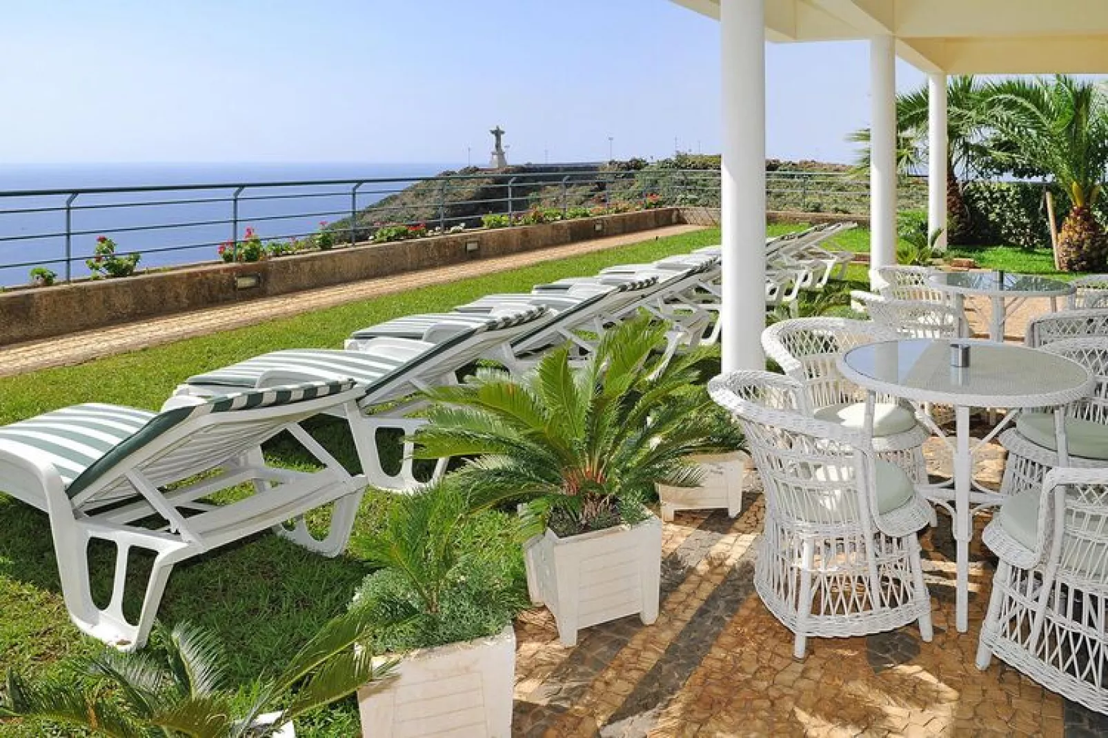 Villa in Caniço-Terrace balcony