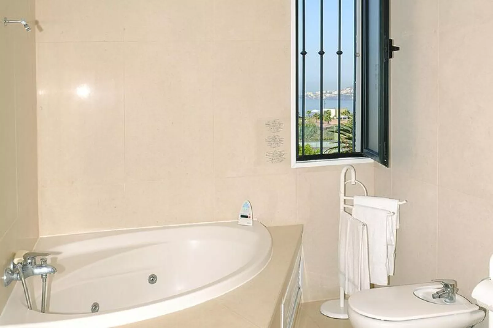 Villa in Caniço-Bathroom