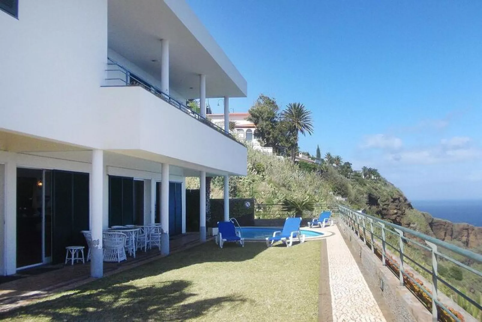 Villa in Caniço-Exterior summer