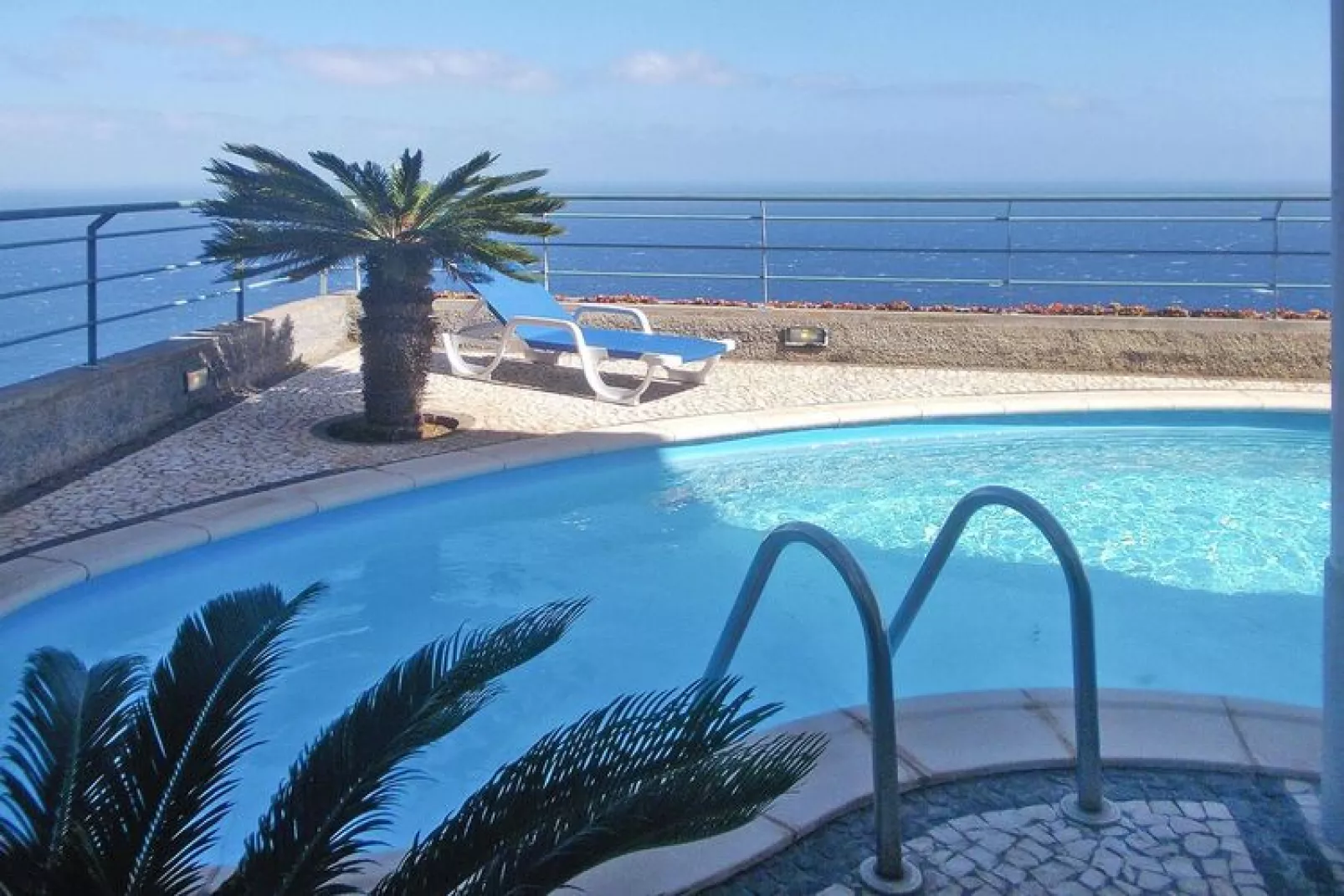 Villa in Caniço-Pool