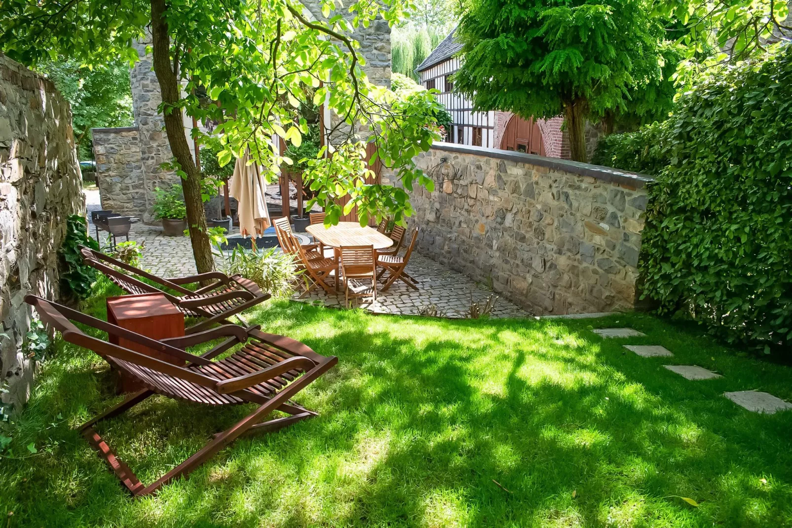 Puits Saint-Jean-Gardens summer