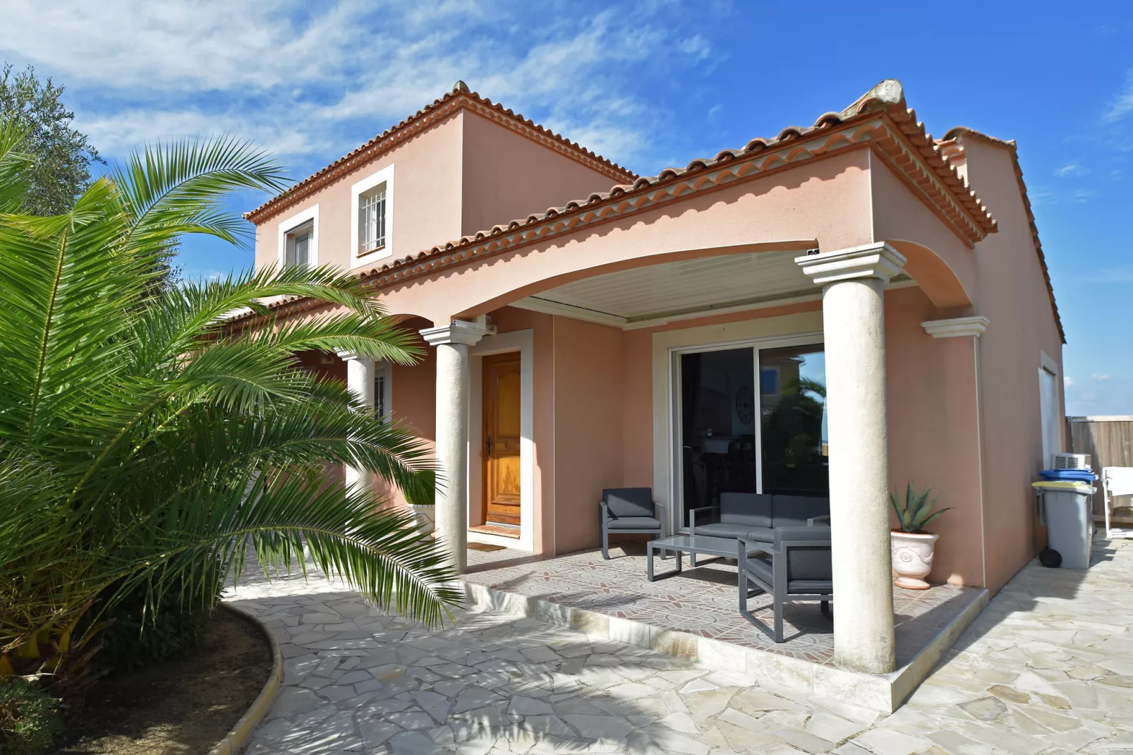 Villa Camargue-Exterior summer