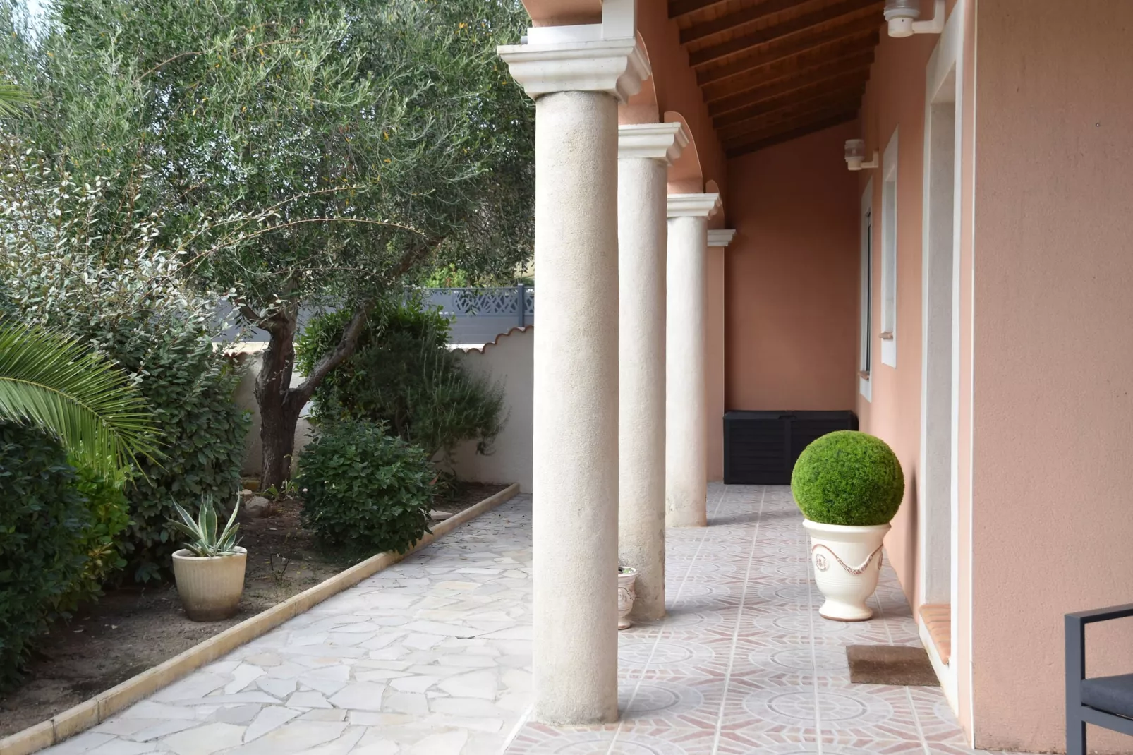 Villa Camargue-Exterior summer