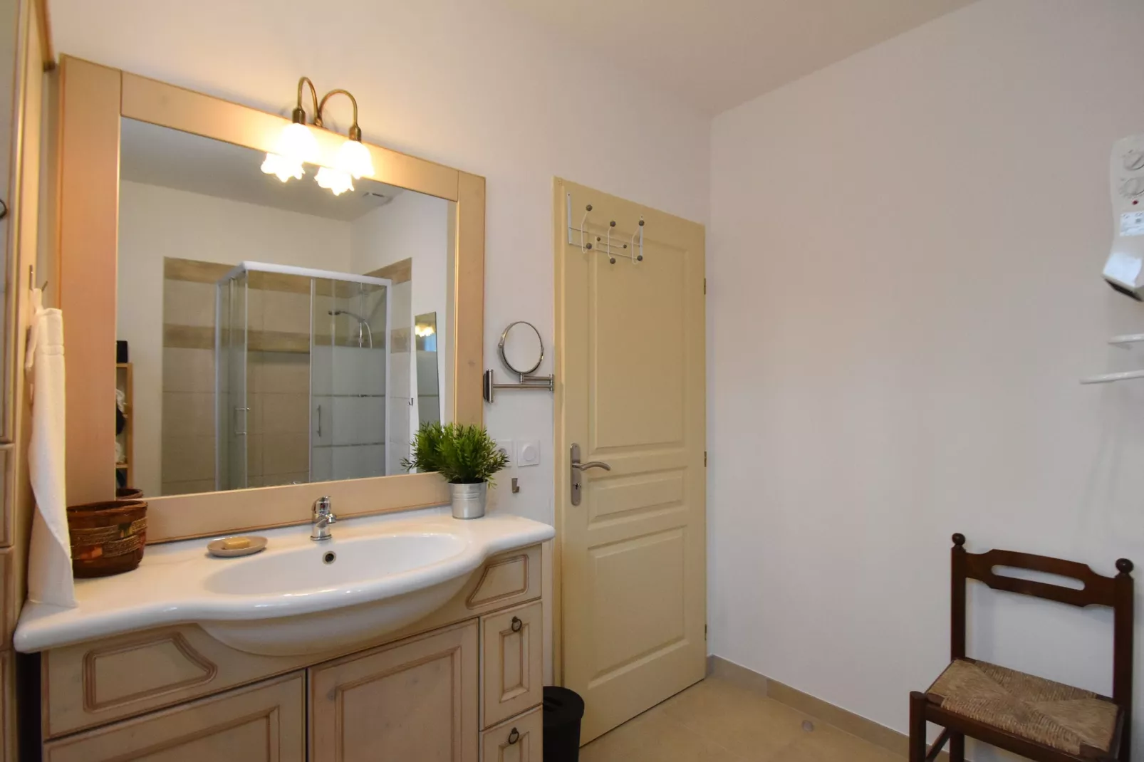 Les Lavandes-Bathroom