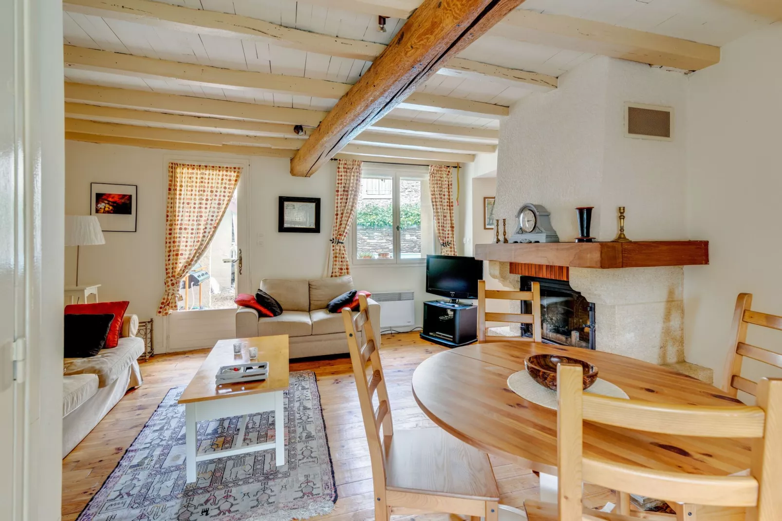 Holiday home with pool in Cuxac-Cabardès-Dining room