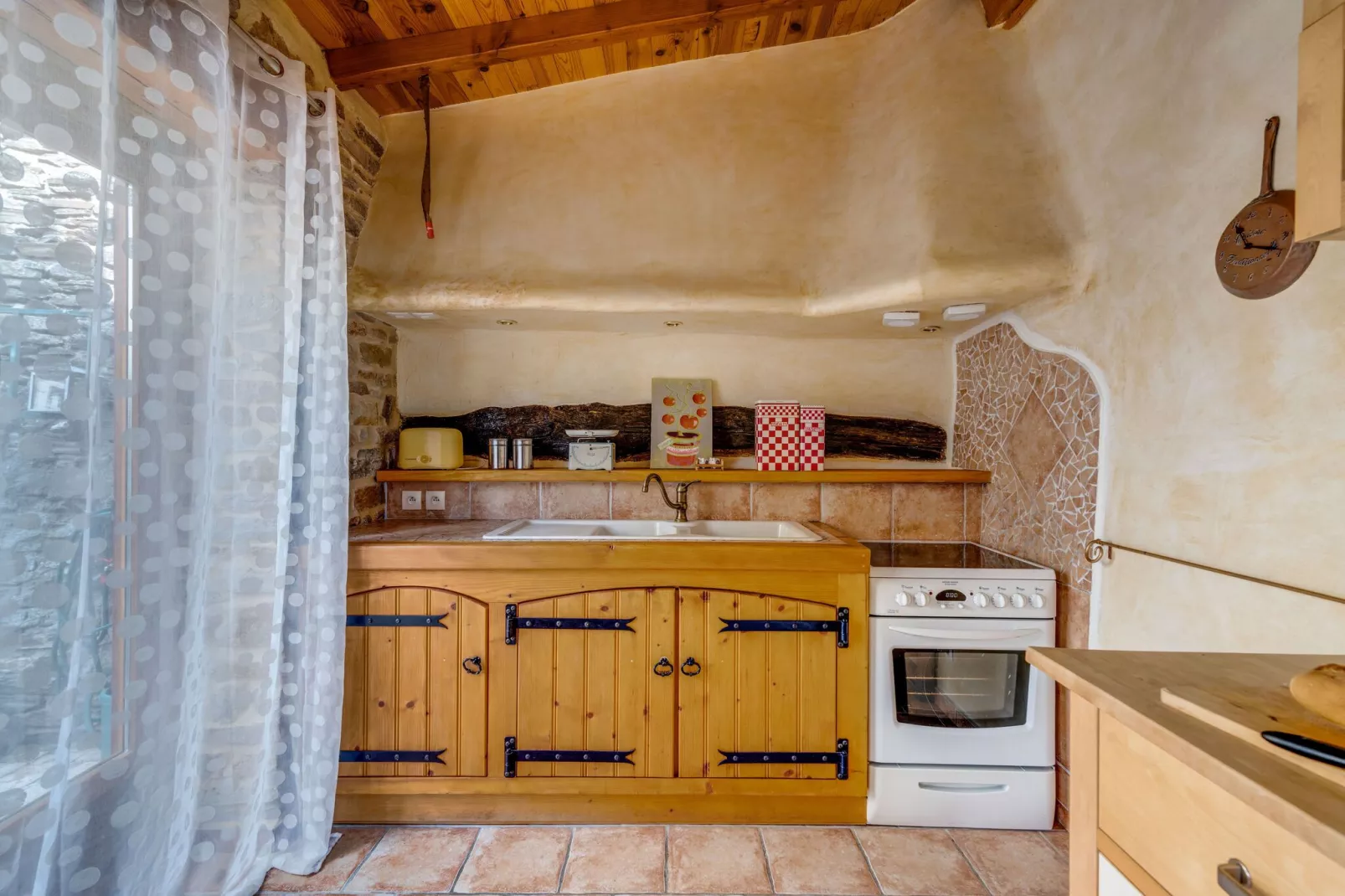 Holiday home with pool in Cuxac-Cabardès-Kitchen
