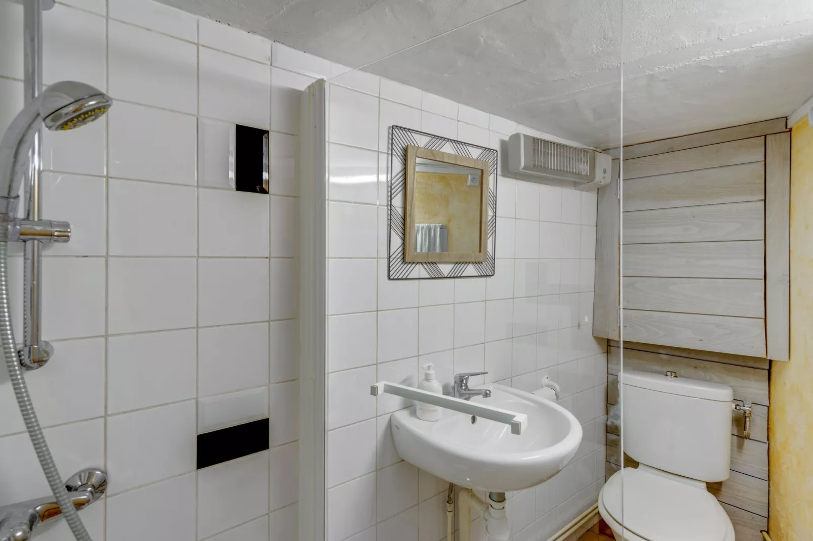 Holiday home with pool in Cuxac-Cabardès-Bathroom
