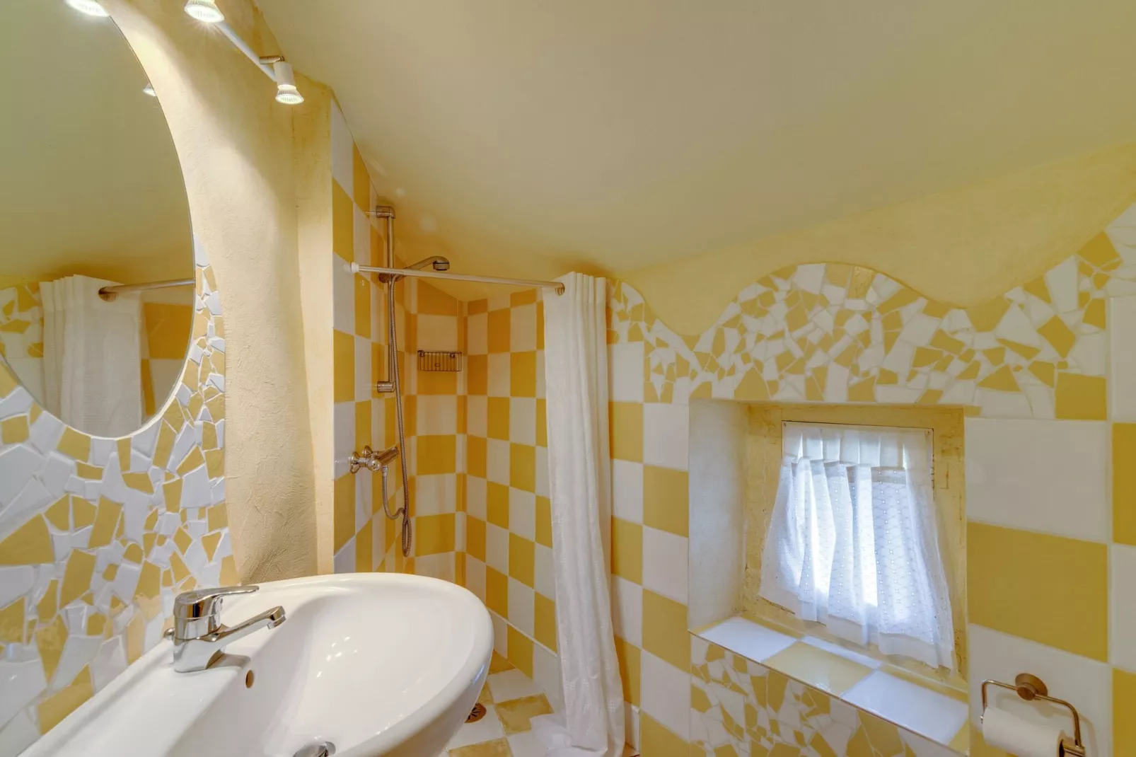 Holiday home with pool in Cuxac-Cabardès-Bathroom
