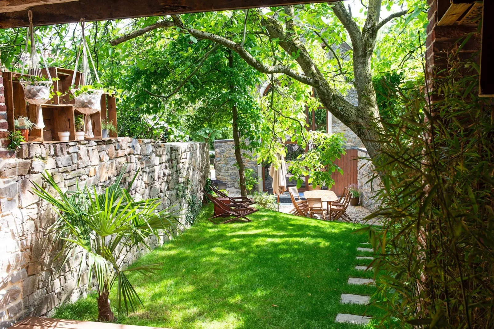Puits Saint-Jean-Gardens summer