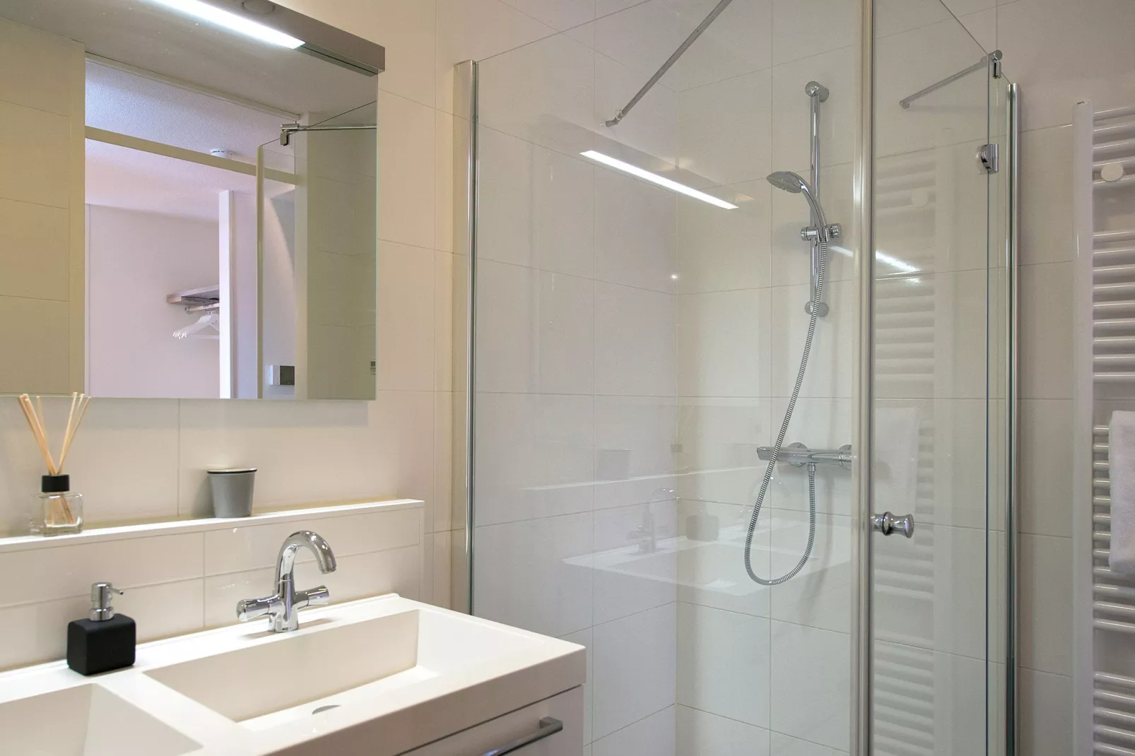 Scheveningen Harbour 22-Bathroom