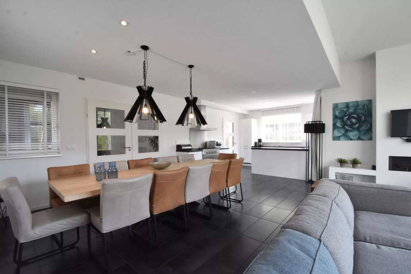 Villa Black & White Harderwijk 209-Dining room