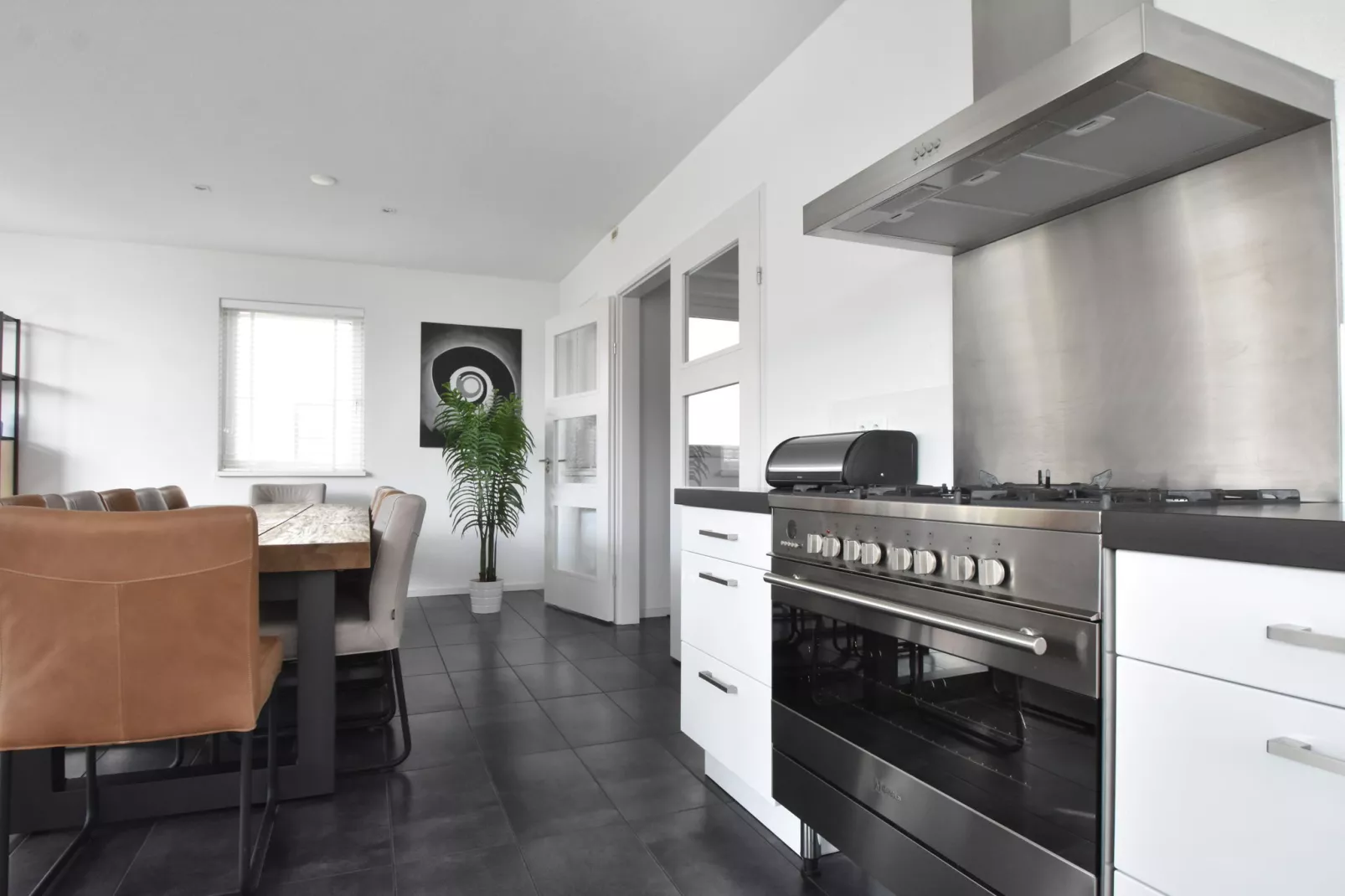 Villa Black & White Harderwijk 209-Kitchen