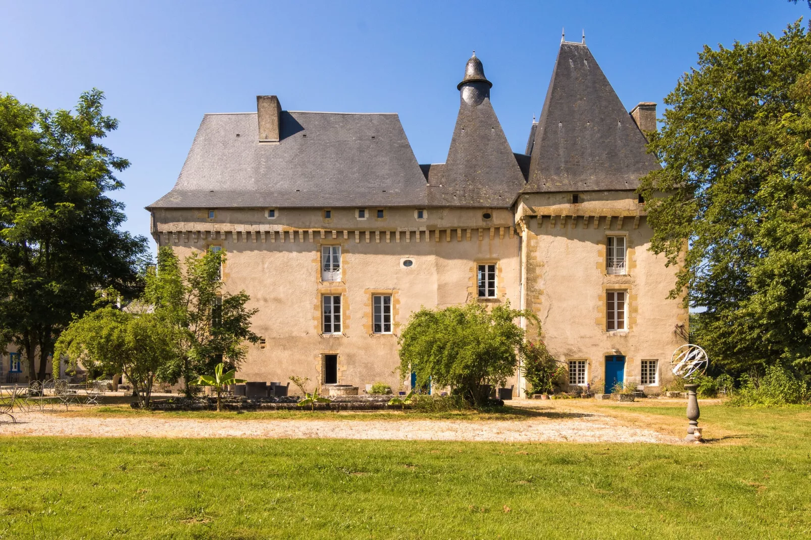Chambre Rouge-Exterior summer