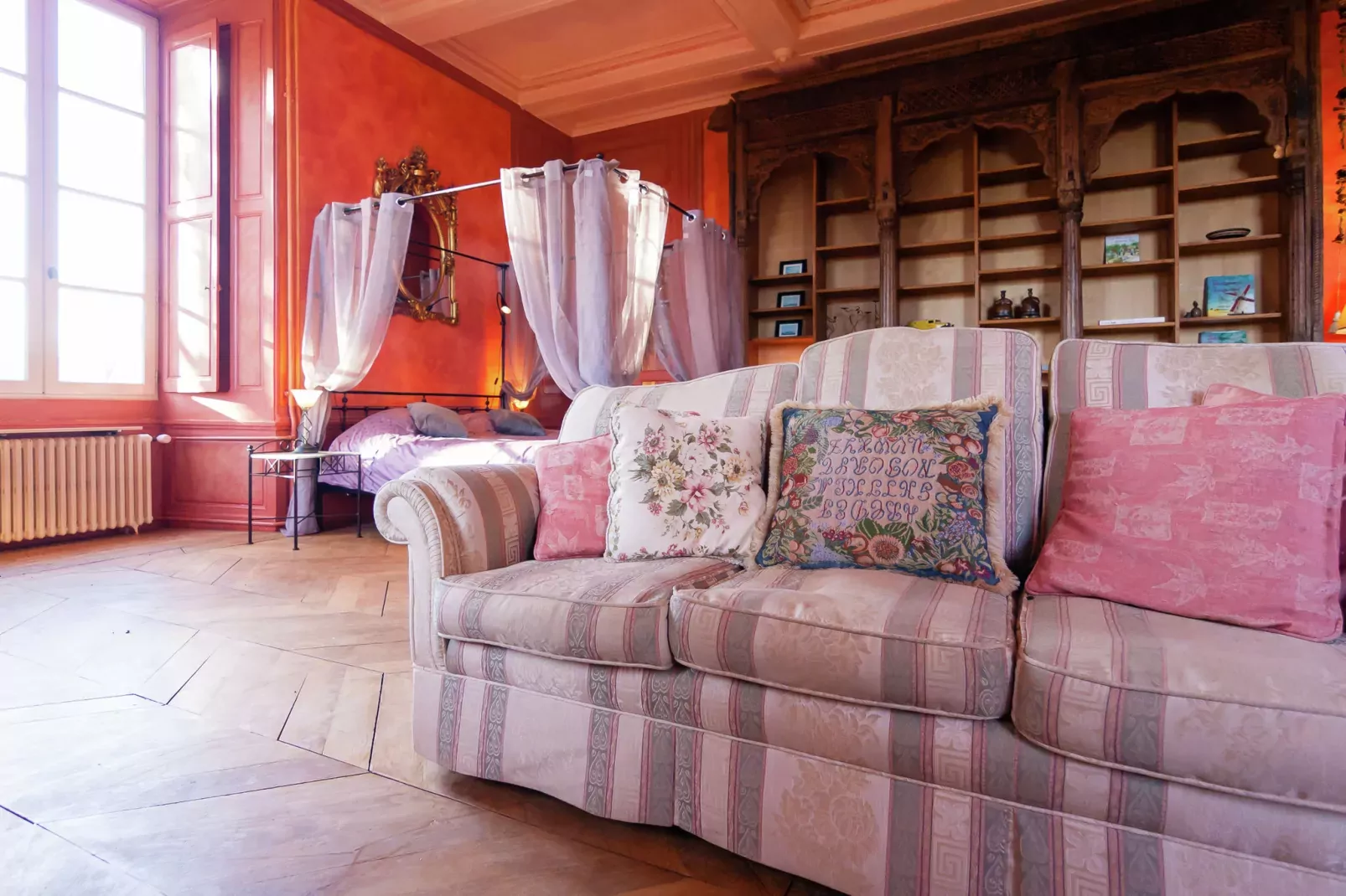 Chambre Rouge-Bedroom