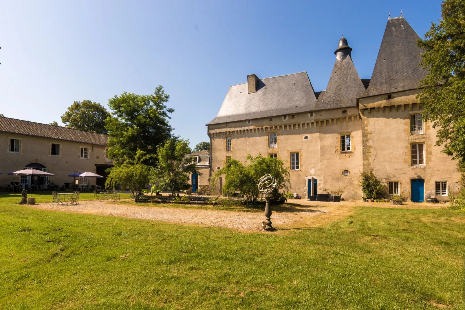 Chambre Rouge-Exterior summer