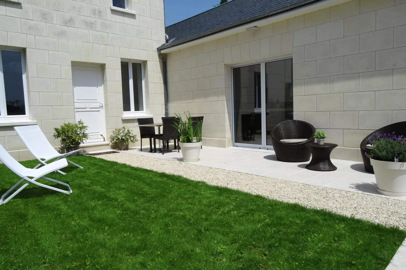 Maison de vacances Beaumont en Véron-Gardens summer