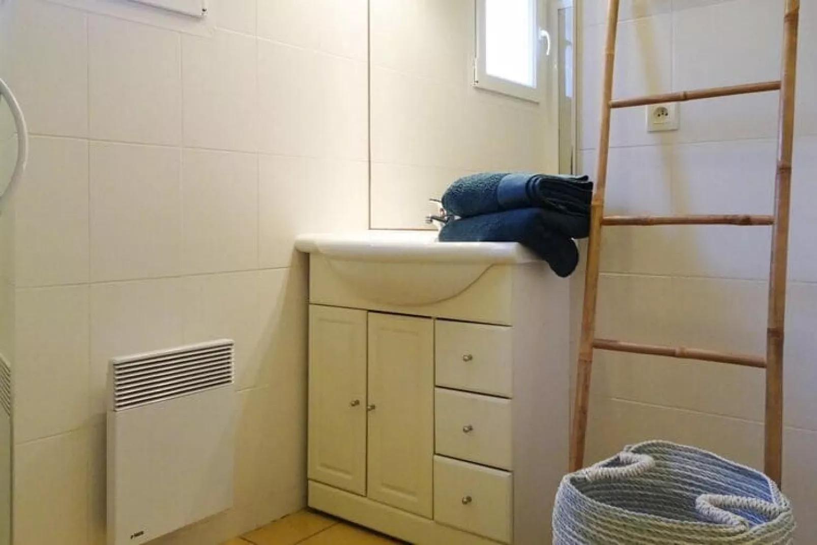 Holiday home Saint-Germain-sur-Ay-Bathroom