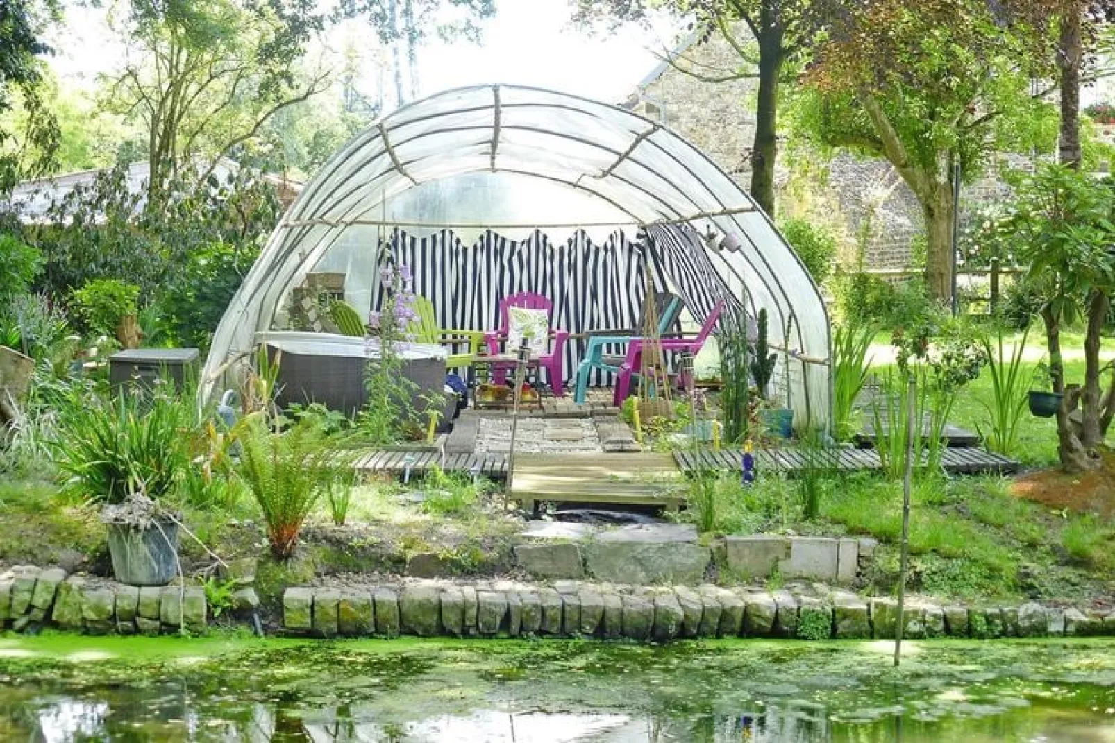 Semi-detached house St Sauveur-le-Vicomte-Gardens in summer