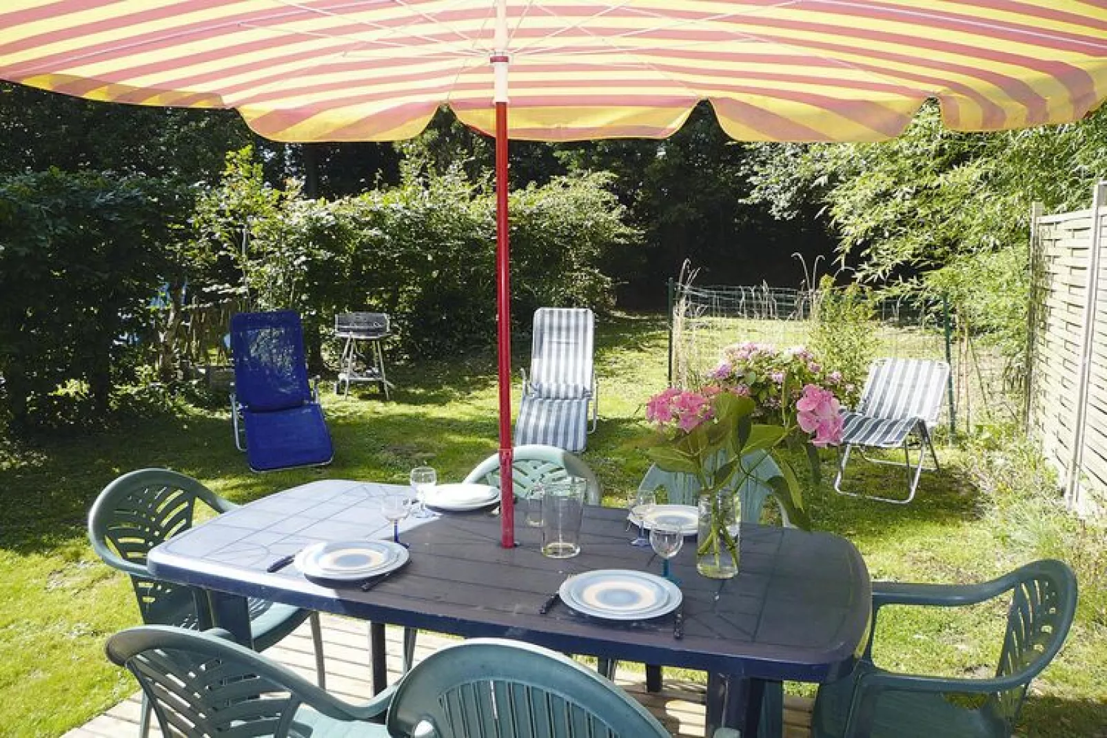 Semi-detached house St Sauveur-le-Vicomte-Gardens in summer