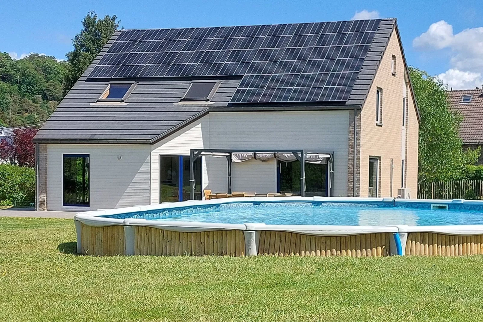 Les Coteaux du Lac-Schwimmbad