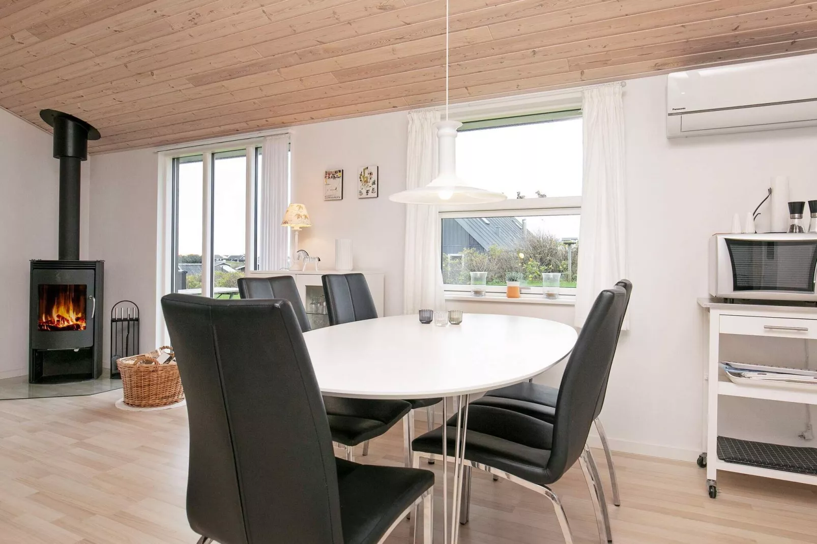 Modernized Seaside Retreat-By Traum-Indoor