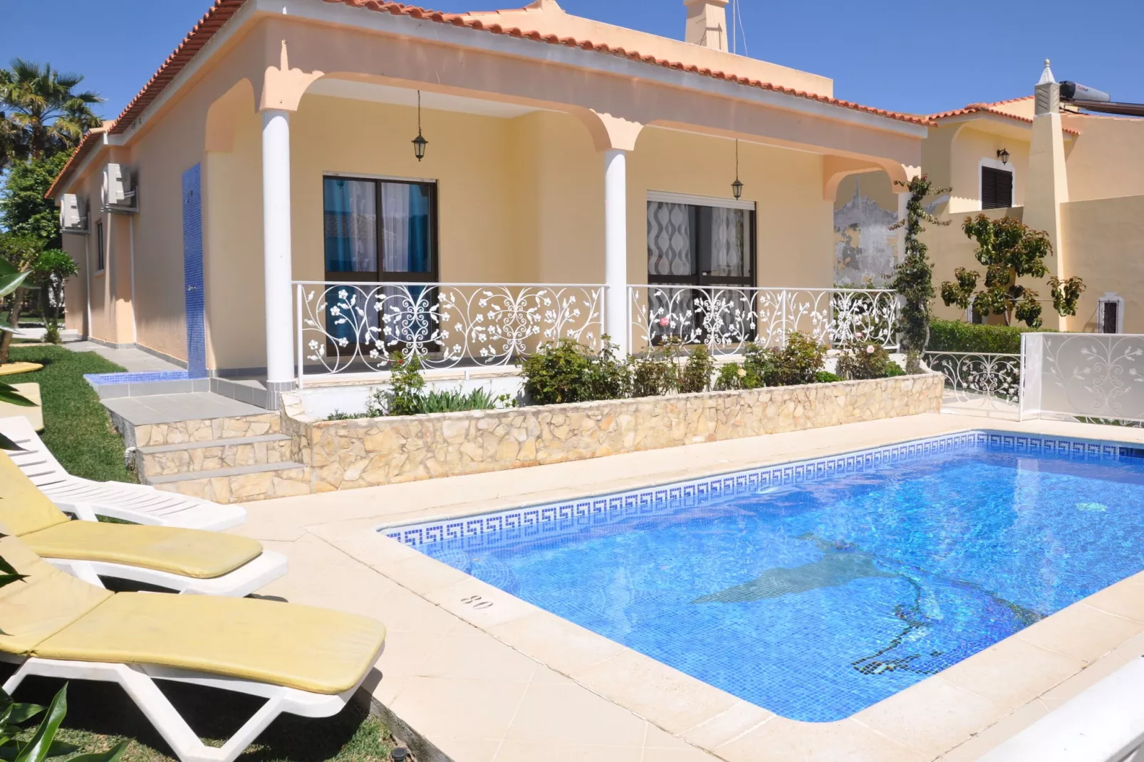 Paloma-Exterior summer