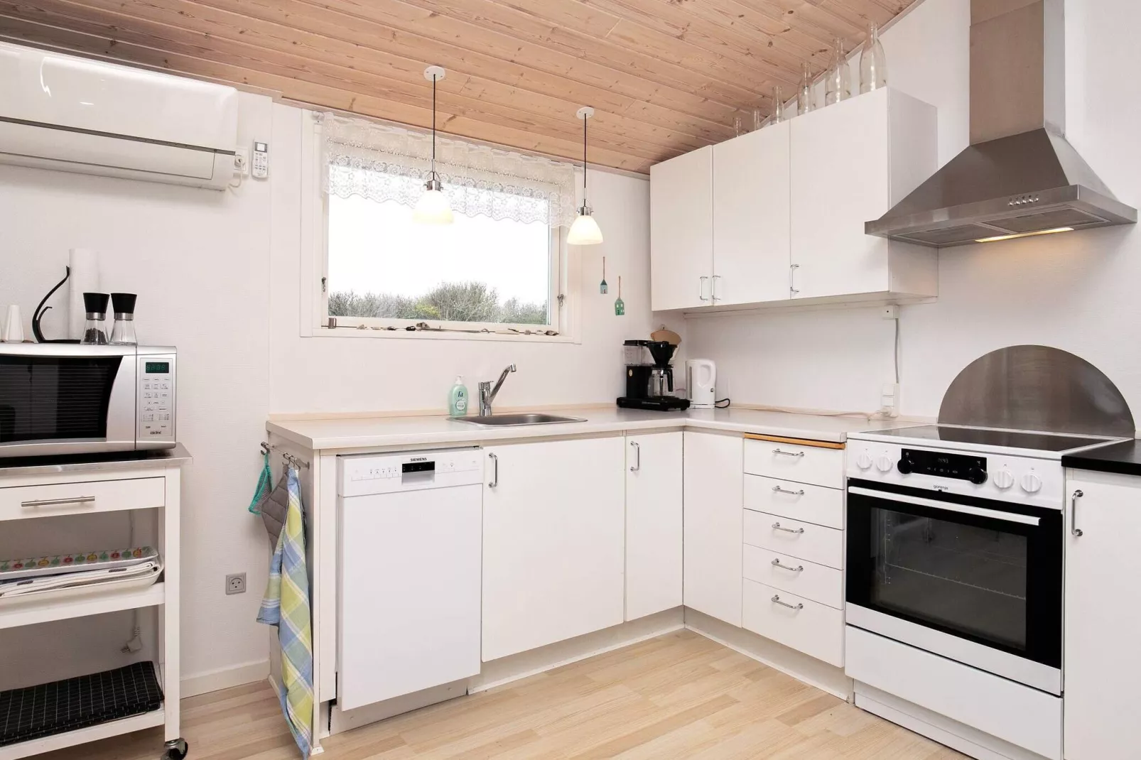 Modernized Seaside Retreat-By Traum-Indoor