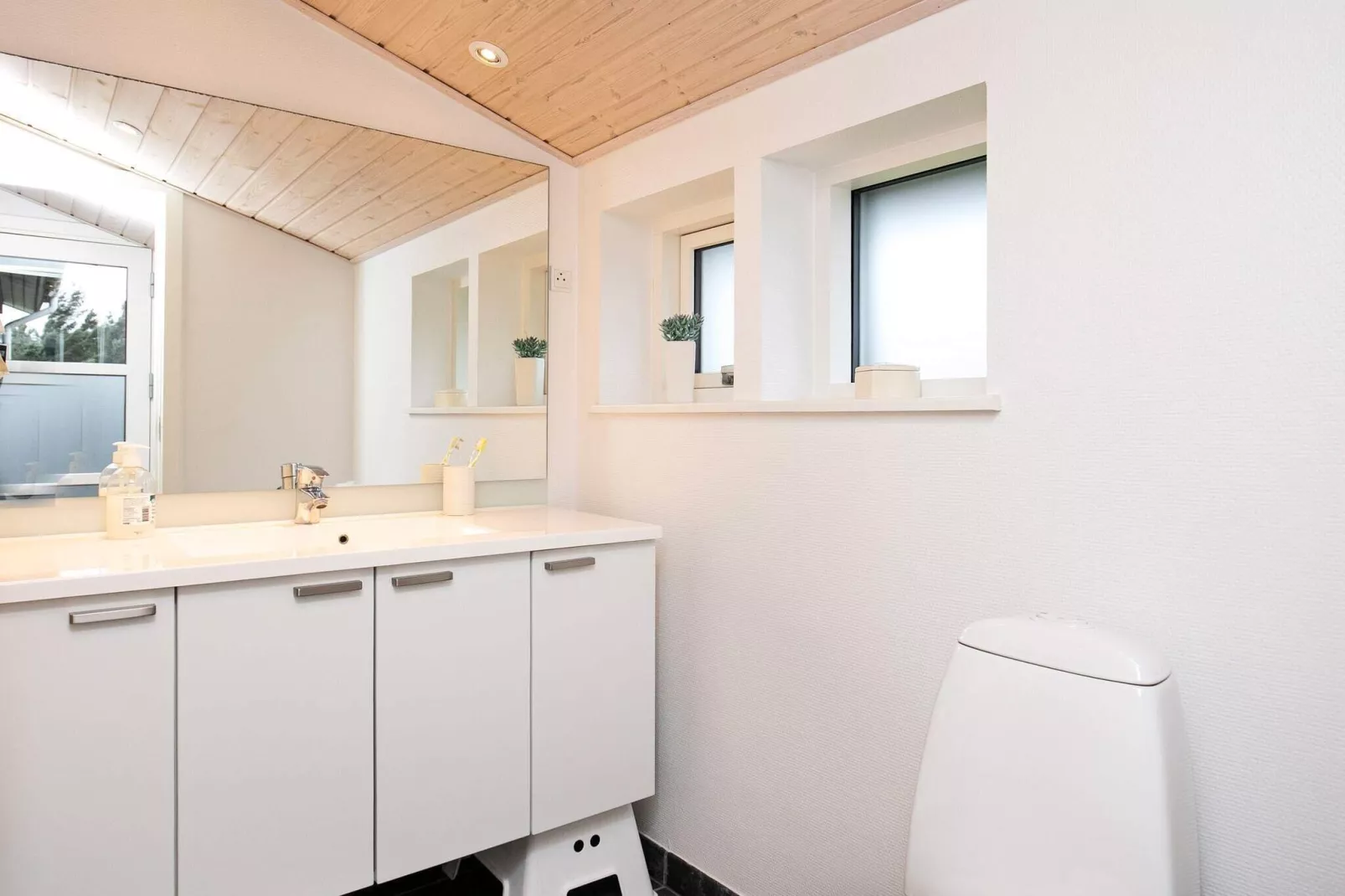 Modernized Seaside Retreat-By Traum-Indoor